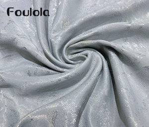 Foulola: CLSY 2696# – Tela Jacquard de alta precisión para bloqueo total de la luz – Tejido de tres capas, bloqueo físico de la luz del 90 %, 446 g/m², tejido bilateral distinto (cara satinada / reverso en espiga), clase A, segura para bebés, aislamiento acústico y térmico, anchos de 280 cm y 320 cm