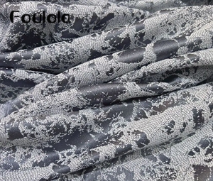 Foulola: 8006#. Tela decorativa jacquard con textura bicolore de piedra: gris carbón × gris plateado, 257 g/m², ancho 280 cm, 3 colores. Ideal para salones modernos, oficinas y hoteles boutique.
