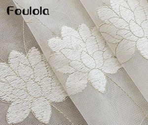 Foulola: 904# – Tela para cortinas transparentes con bordado – bordado en relieve de capas múltiples con motivos de flores y enredaderas, gradiente de transmisión luminosa, ancho de 320 cm, 3 colores – ideal para hoteles boutique, espacios de bienestar y salones.