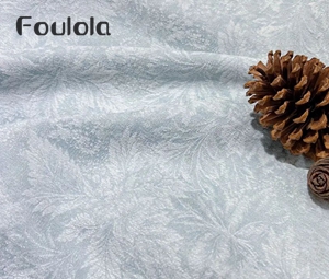 Foulola: LMXH 530# «Hojas de la vida» – cortina y tela opacas en jacquard de chenilla – tejido de tres capas, opacidad física del 90–95 %, 536 g/m², tejido diferente en ambas caras. Clase A segura para bebés, aislamiento acústico y térmico, anchos de 280 cm y 320 cm