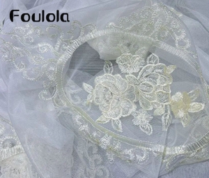 Foulola: DOS# – Tela de cortina transparente con bordado – Cartucho ovalado y ramo de rosas con borde de encaje de ojales, malla blanco frío y hilo dorado champán, ancho de 280 cm, un color disponible – Ideal para lugares de bodas y hoteles boutique