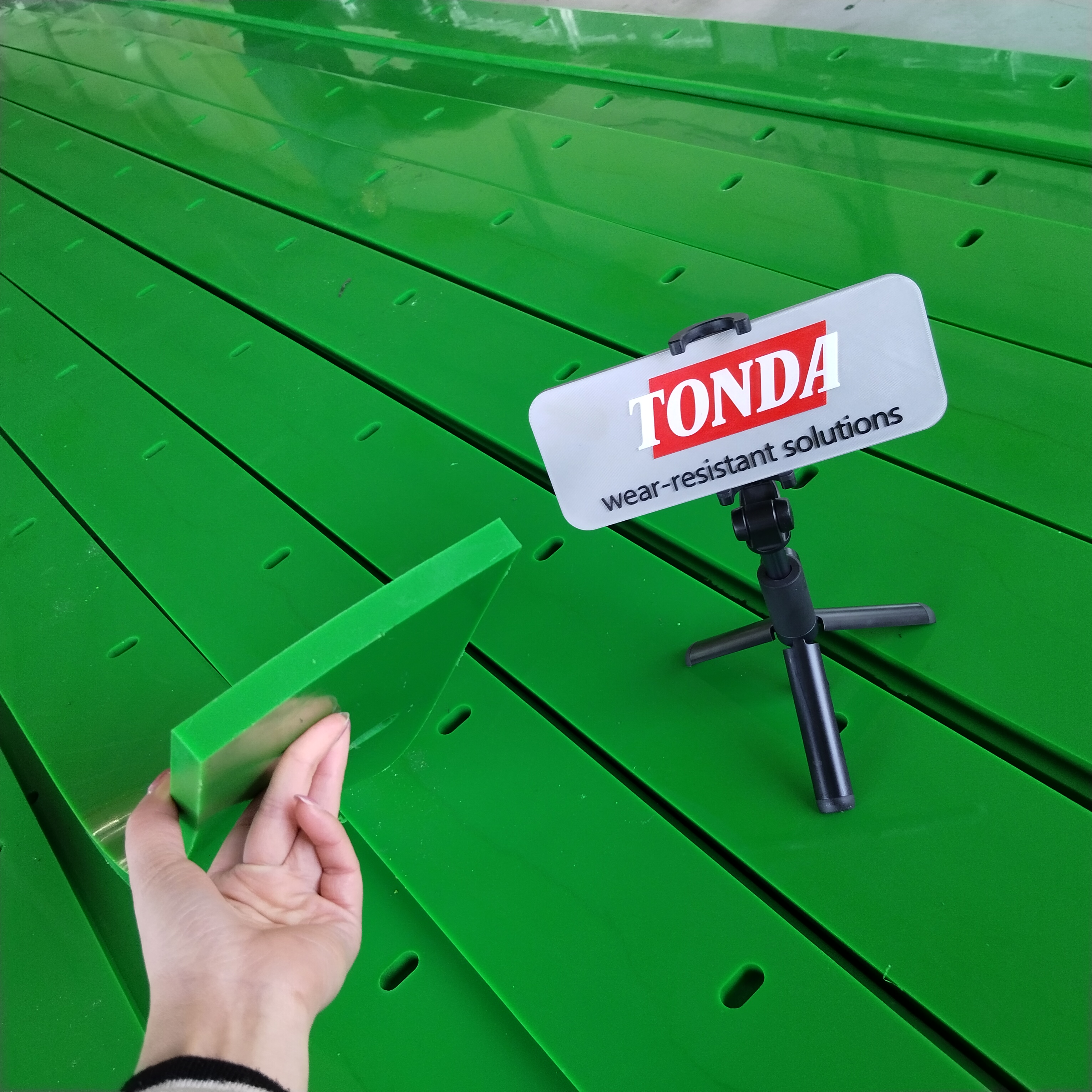 Anti overflow skirt board