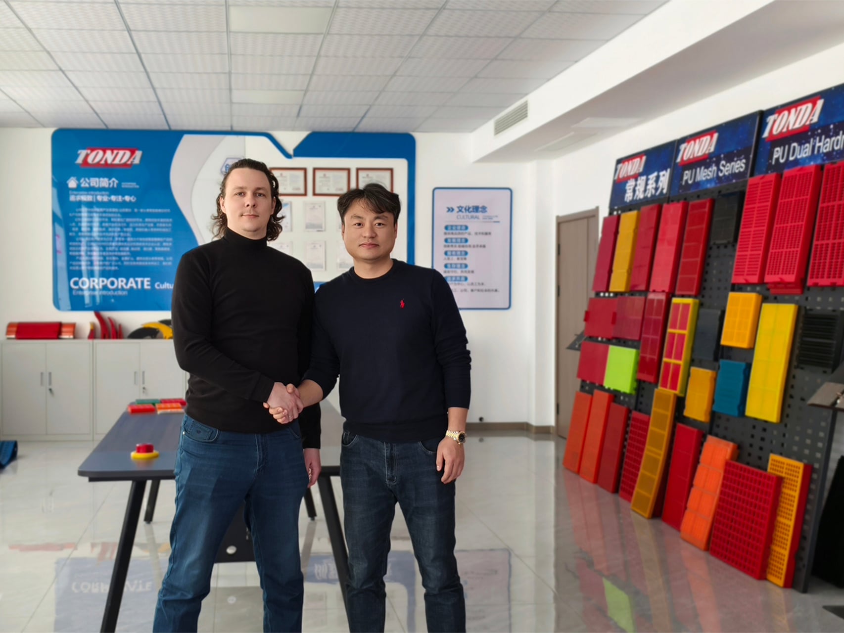  Regular customer come to the factory for business
