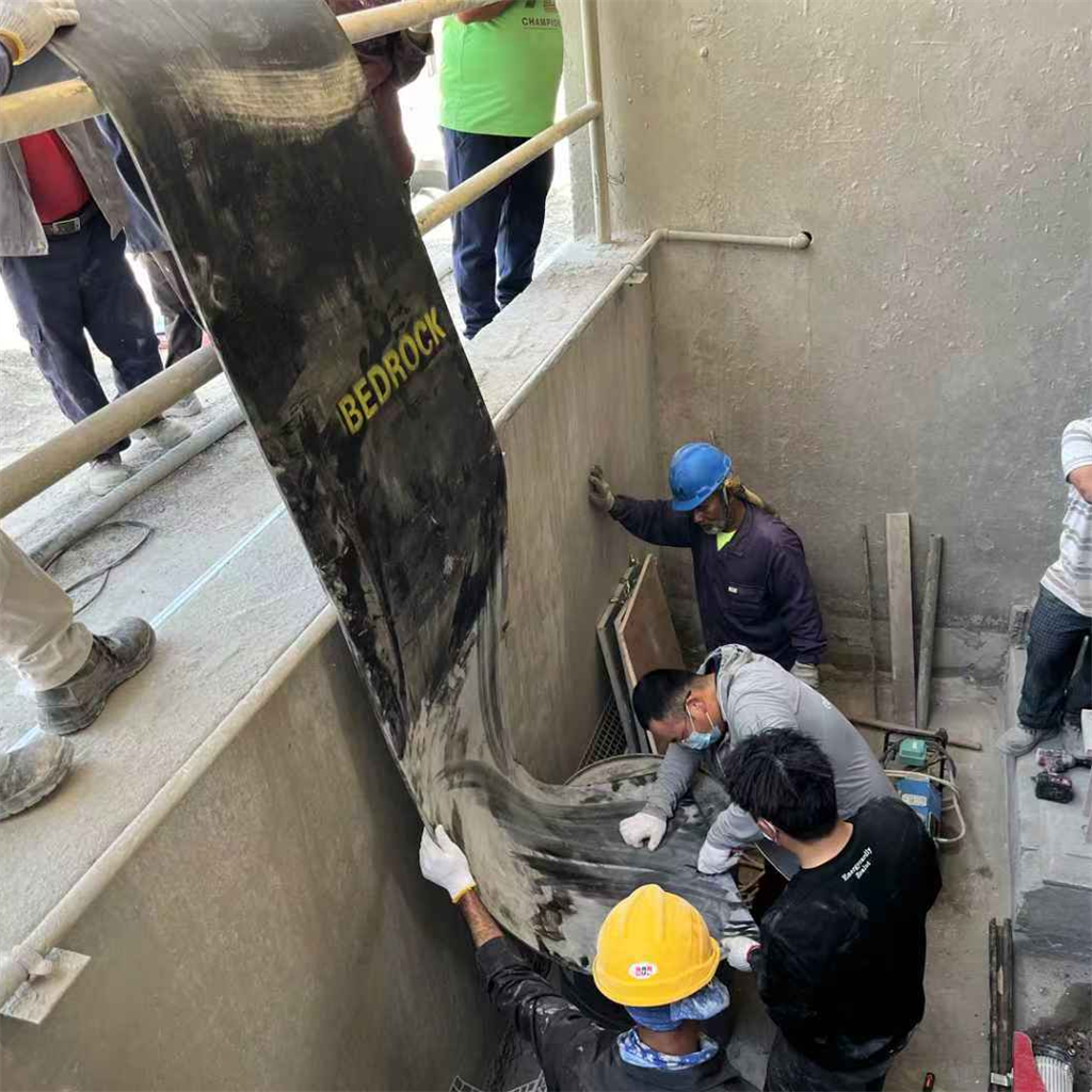 BEDROCK achève l'installation d'une bande transporteuse spécialisée pour la station de malaxage de Dammam, améliorant ainsi l'efficacité opérationnelle du client grâce à des solutions techniques