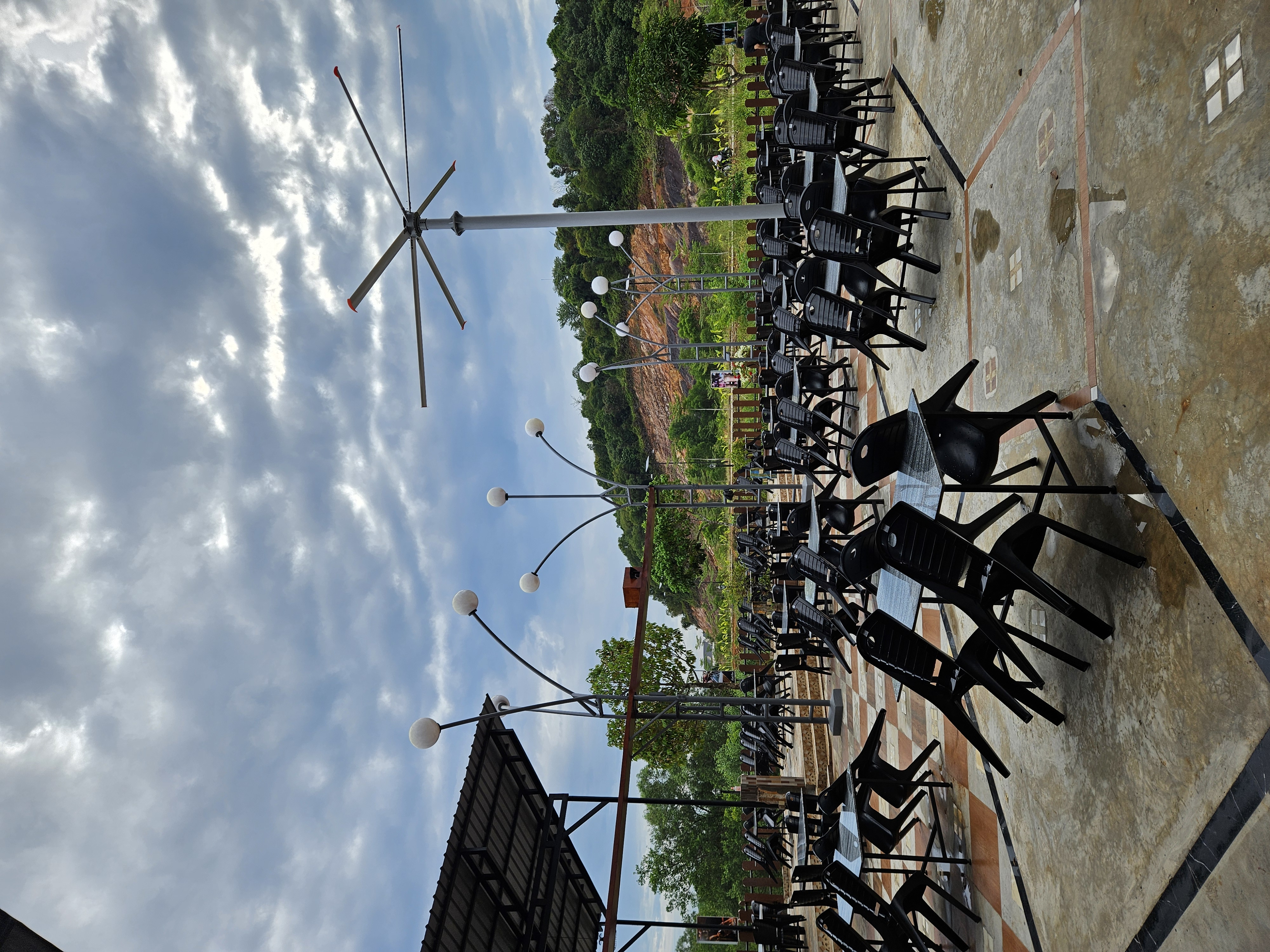How to Optimize Your Space with Stylish and Functional Pole Fans?