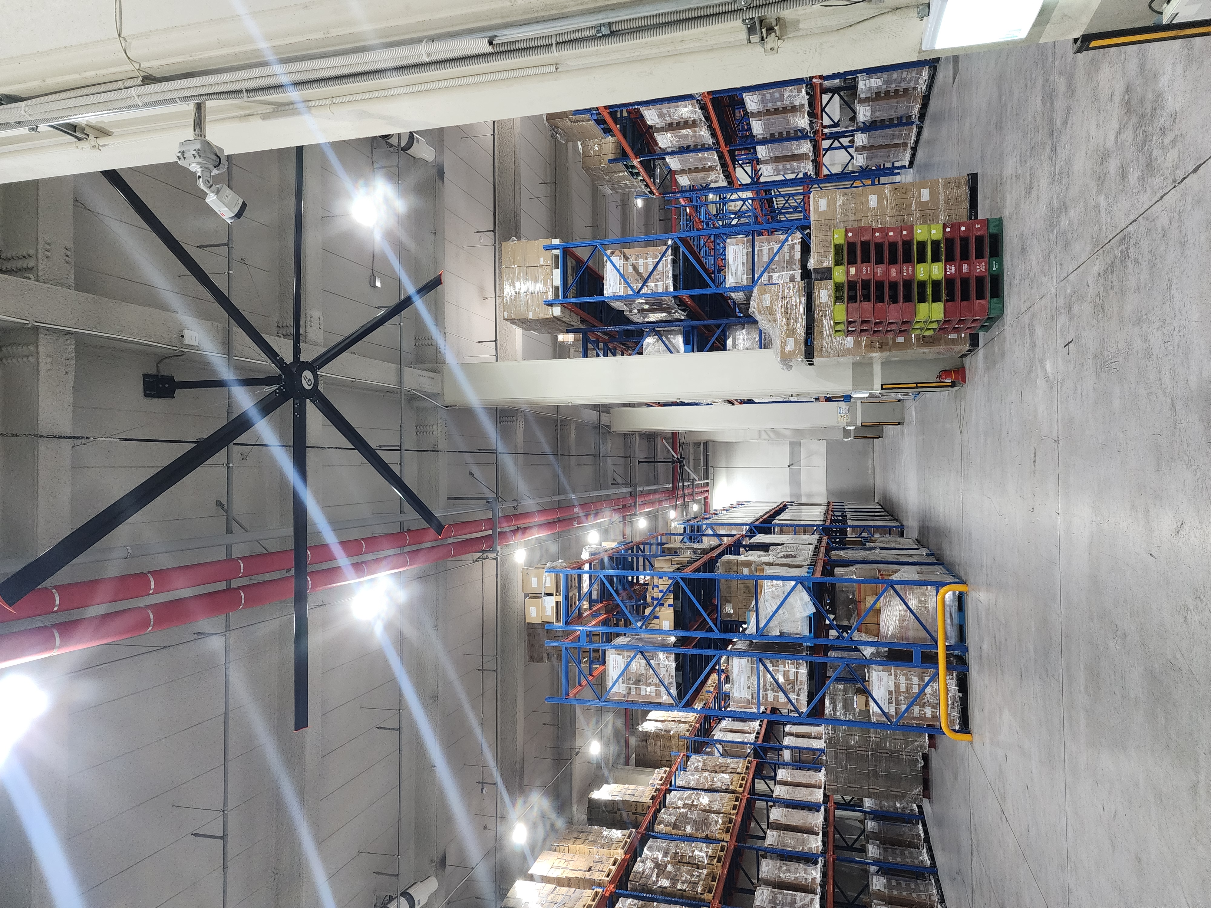 How Do Warehouse Ceiling Fans Improve Air Circulation and Comfort?