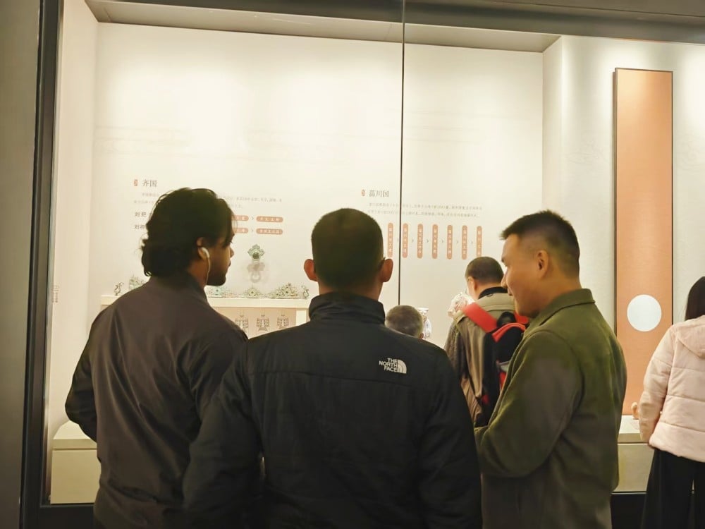 Sinrui Mining manager leads Indonesian customers to visit Qingzhou Ancient City Museum.jpg