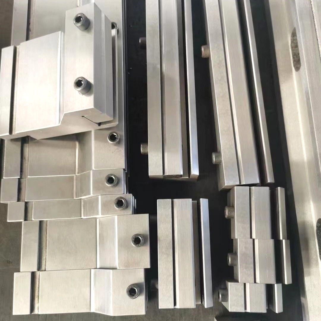 Adjustable Offset Die