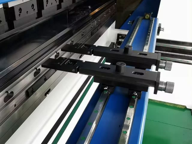 How to Choose the Right Press Brake Tooling for Bending Stainless Steel?
