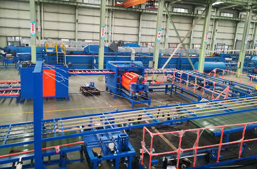 W jaki sposób procesy dostosowywania niestandardowego sprzętu do produkcji paneli trójwarstwowych różnią się między firmami Zhongji Machinery i Jinggong Group?