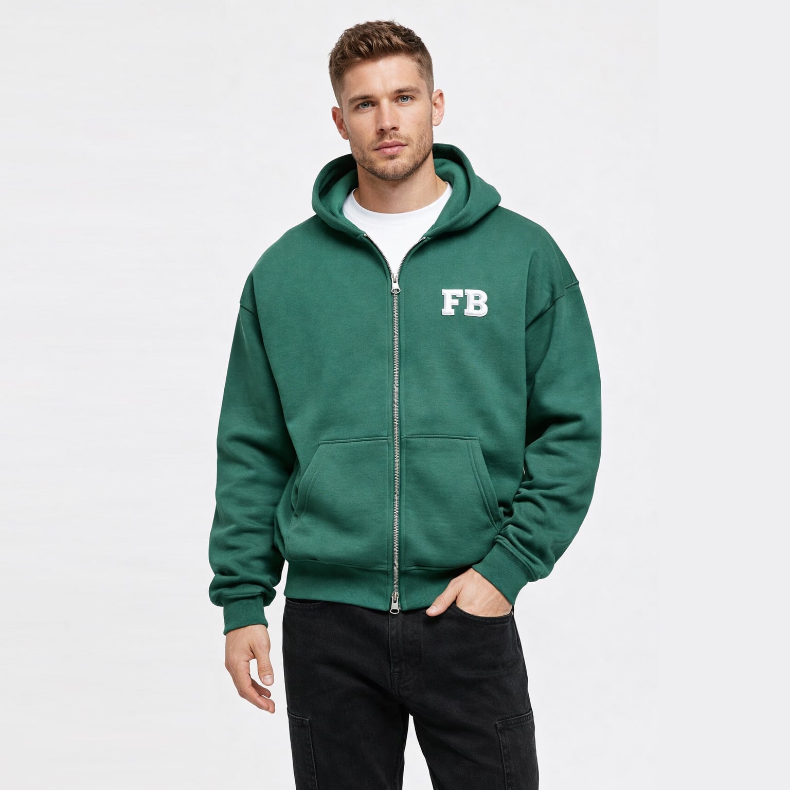 Hoe stijl je een geborduurde hoodie, van vintage bloemmotieven tot moderne logo’s?