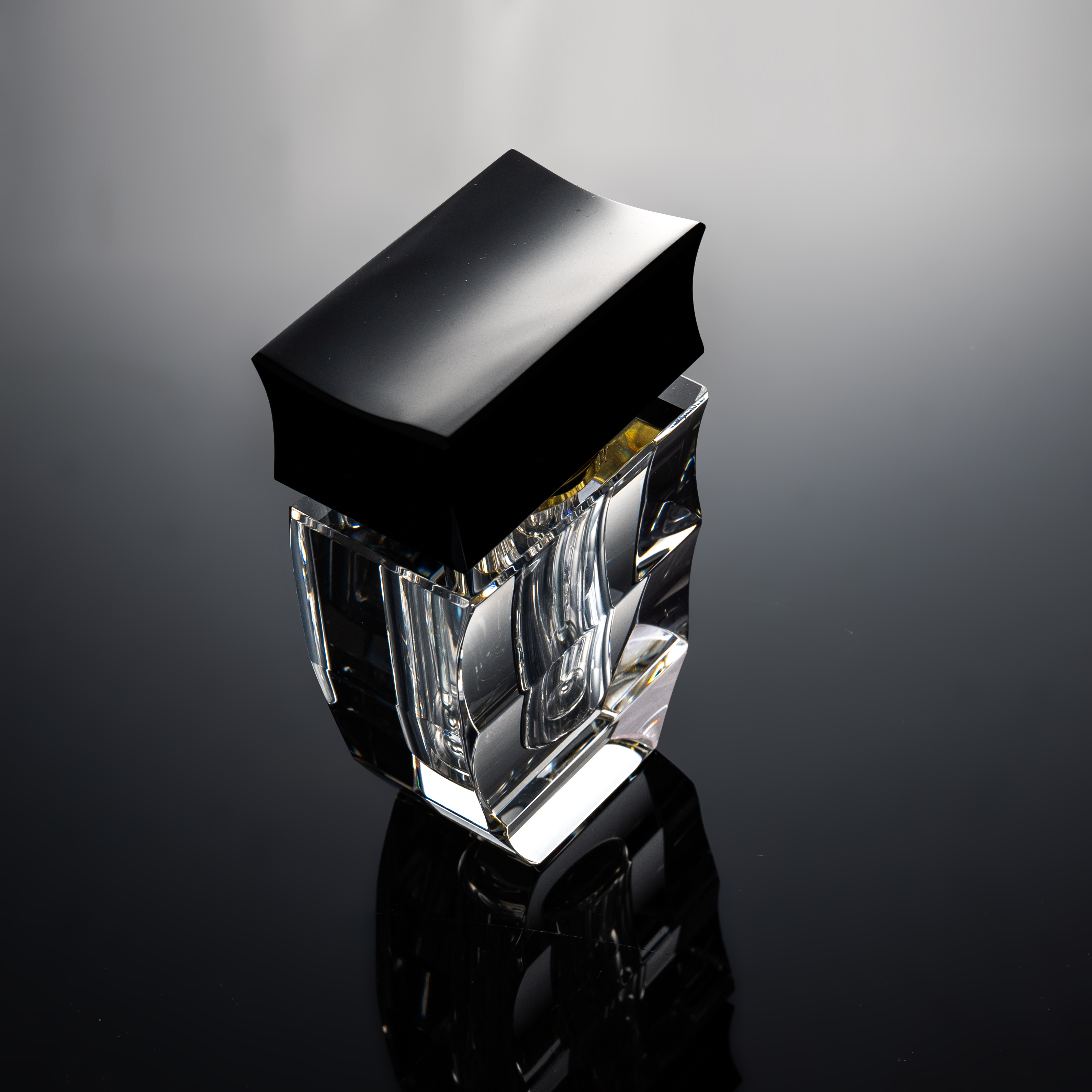 SmallBridge Luxury Crystal perfume Bottles Wholesale Black perfume Bottles with Advanced Essential Oil and Drip Stick