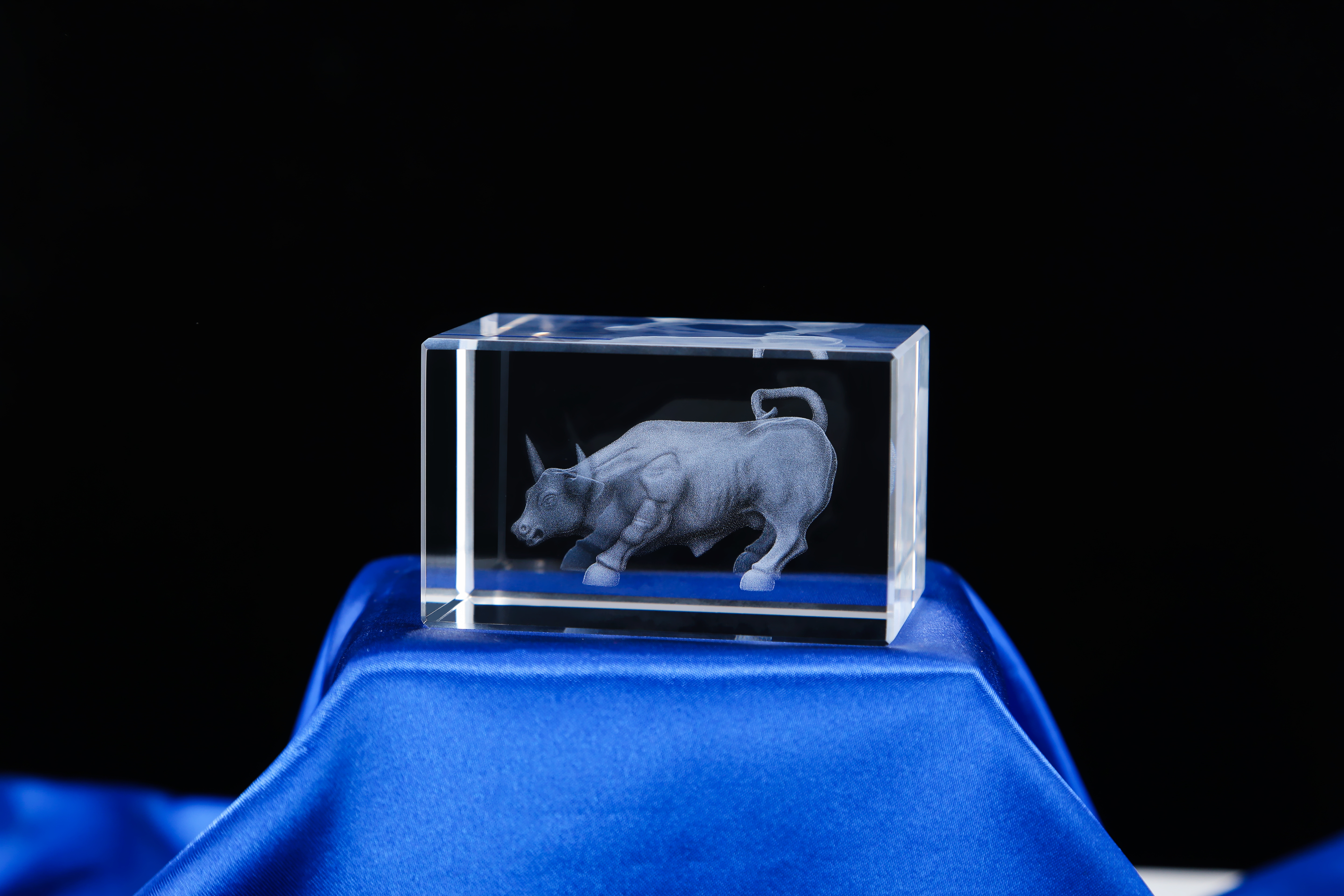 K9 Crystal cube with 3d laser crystal engraving for cow souvenir supplier