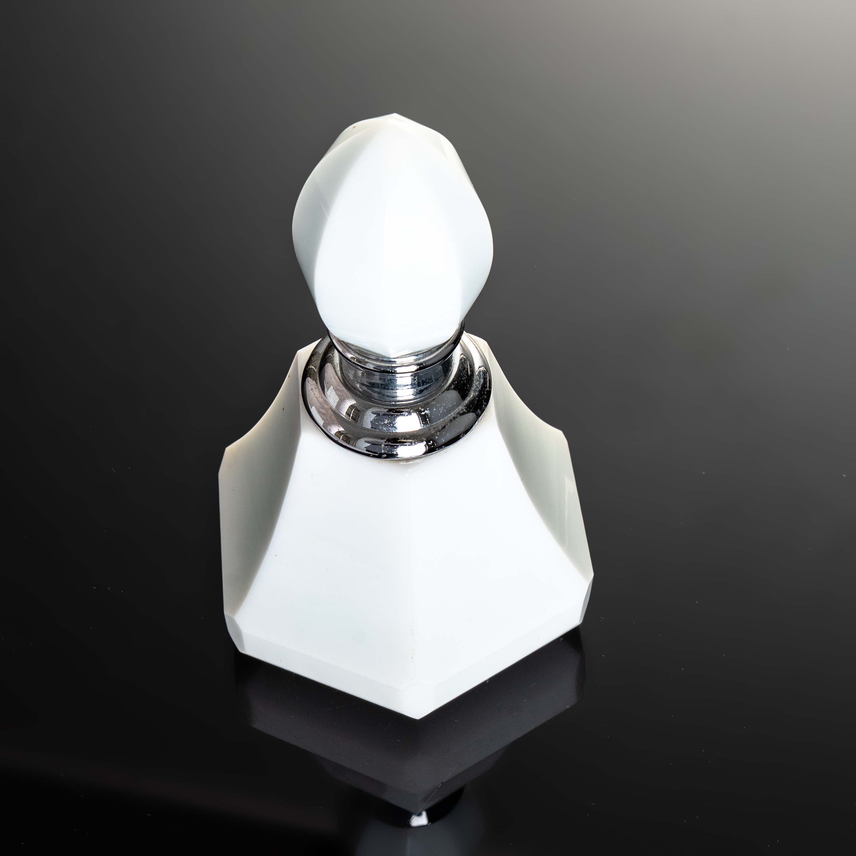  Smallbridge can be customized and wholesale perfume bottle essential oil bottle milk white style capacity 12ml liquid container