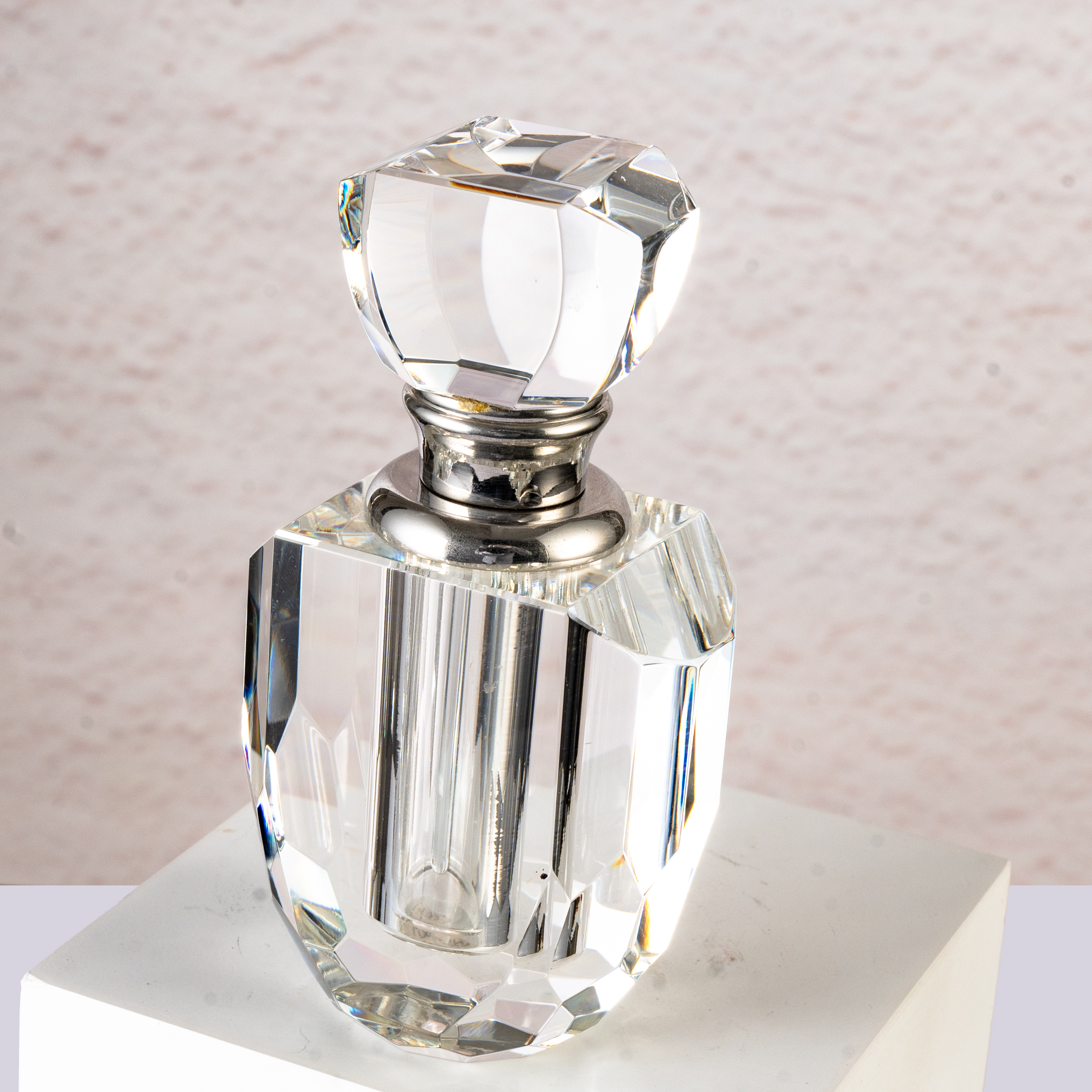 SmallBridge Crystal perfume bottle, transparent surface can be customized, can be delivered wholesale, and the preferred bottle body is 337g.12ml