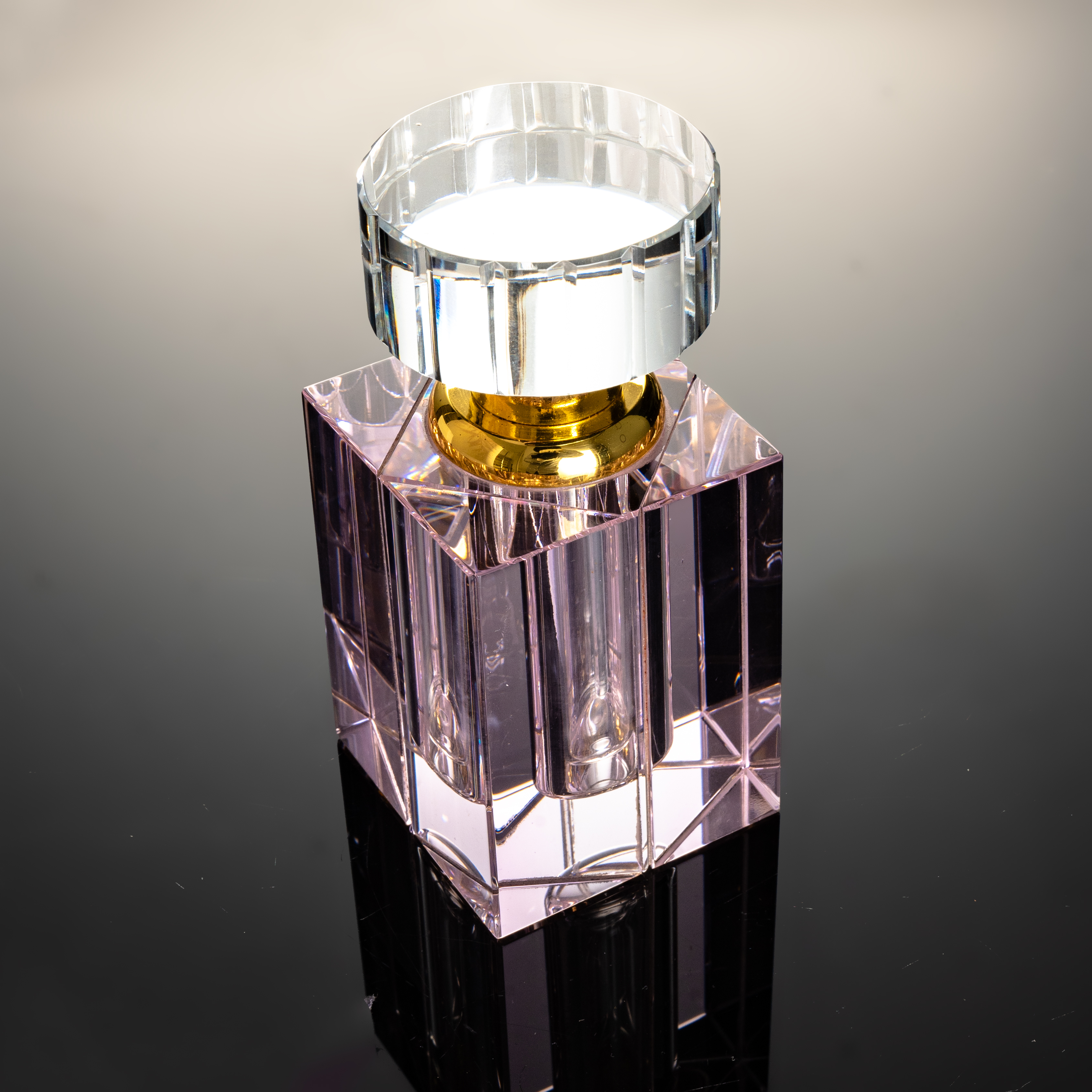 SmallBridge Crystal perfume bottle, pink vase, novel design, customizable, wholesale, for personal use, preferred bottle body 445g