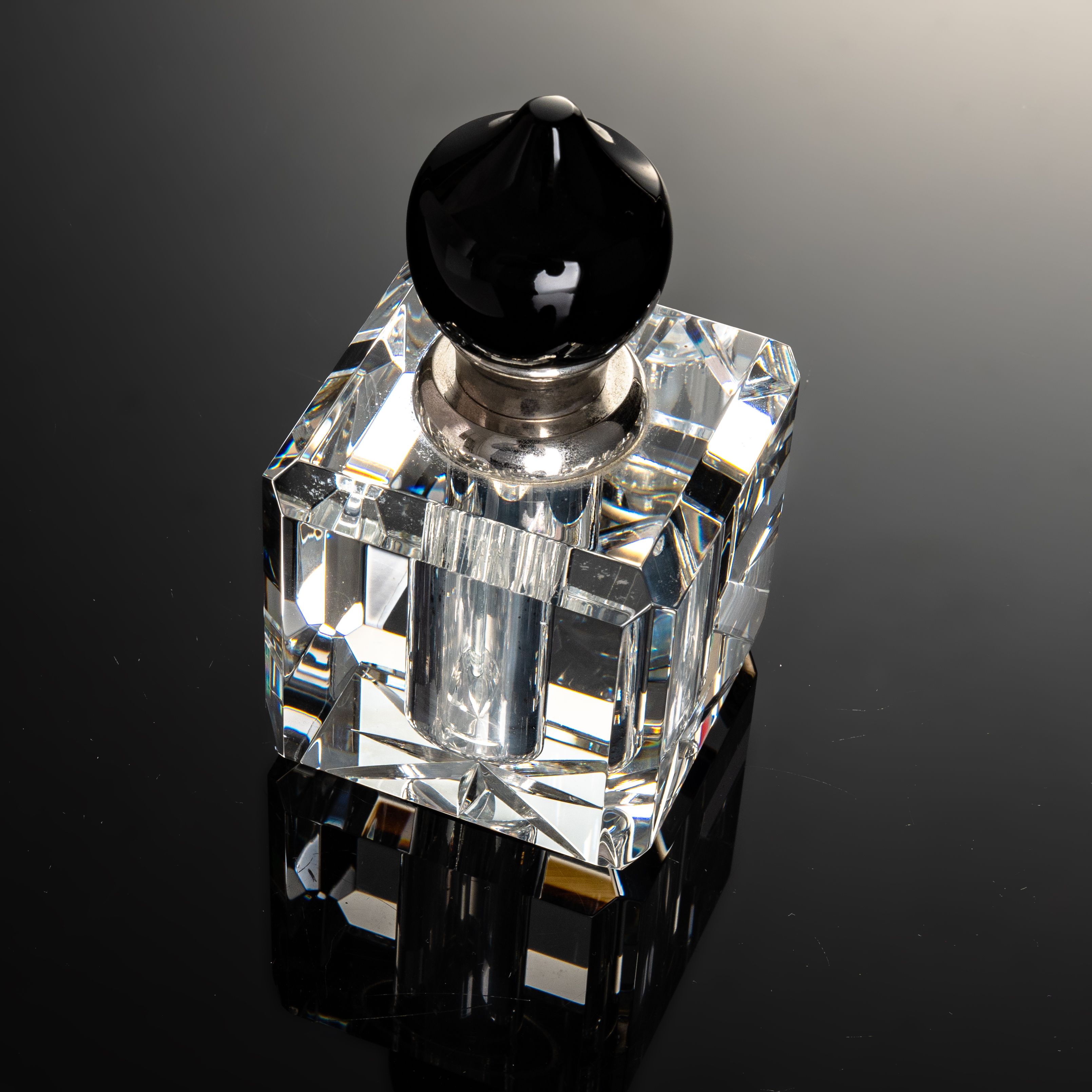 SmallBridge high-grade crystal perfume bottle, black bottle cap, nipple shape, wholesale, customizable, for personal use, can be used as a decoration, bottle body 543g, capacity 12ml