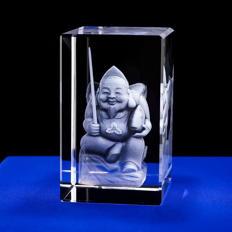 المكعب البلوري منحوت بالليزر ثلاثي الأبعاد مع رمز البوذية للآلهة اليابانية