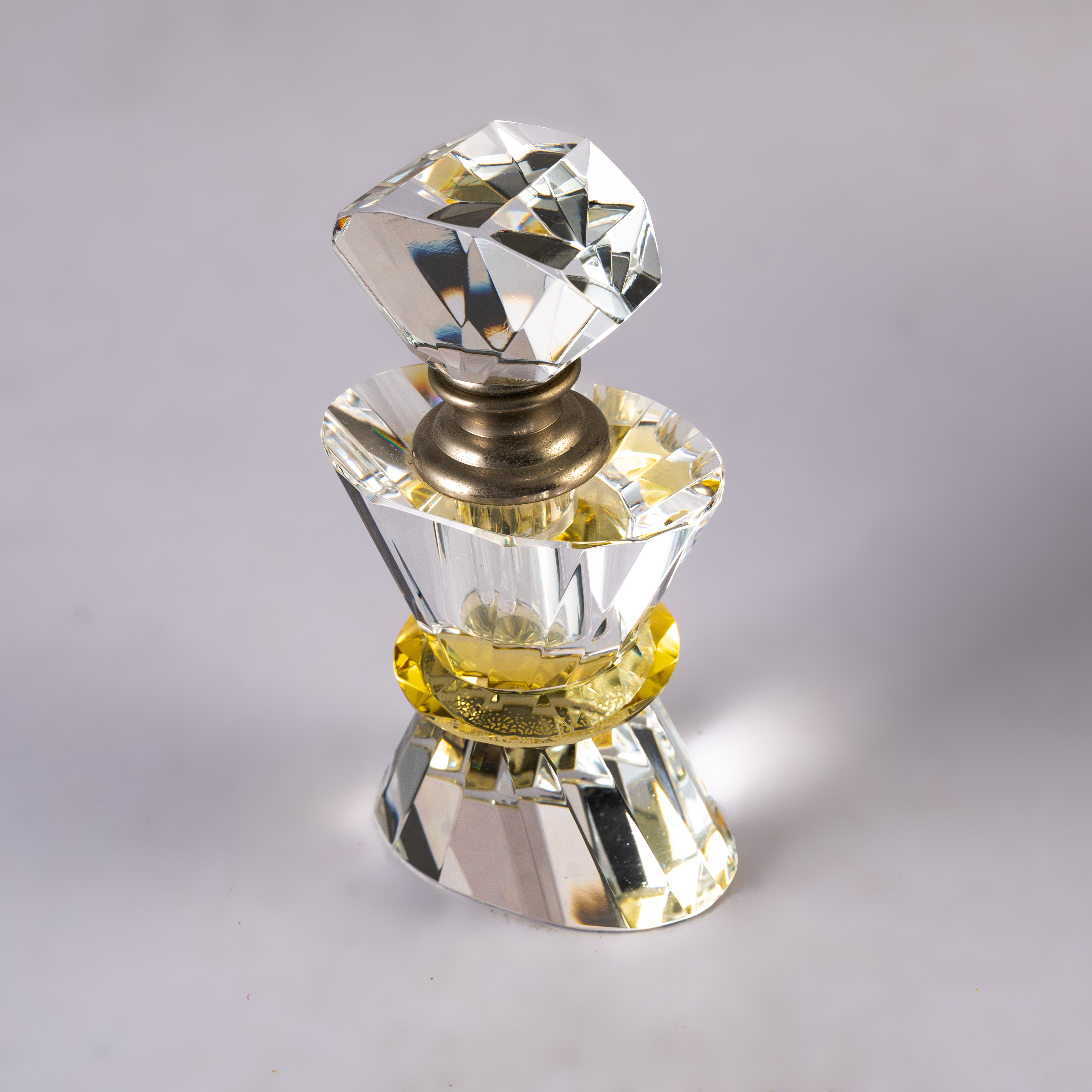 SmallBridge Luxury Crystal perfume Bottle Wholesale Small Waist Style Premium Essential Oil perfume Bottle with Drip Stick is suitable for personal use