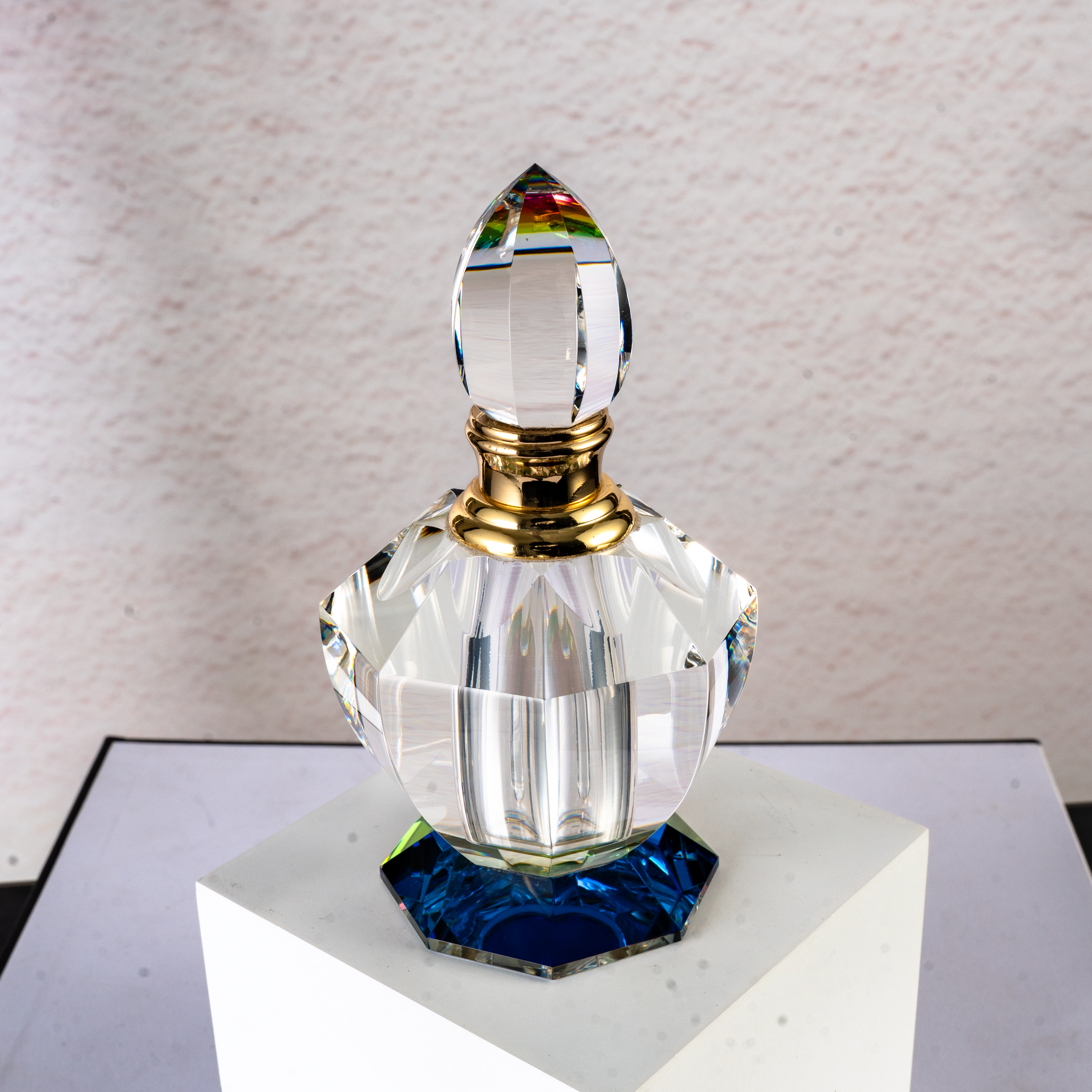 Bouteille de parfum en cristal de luxe SmallBridge transparente avec revêtement couleur plating, idéale pour un usage personnel avec bâtonnet goutte-à-goutte.