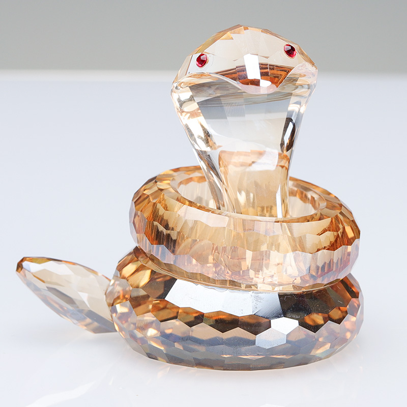 Crystal snake manufacturer with superior quality is the preferred choice for giving gifts to people. Living room ornaments are the preferred choice for giving friends birthday gifts
