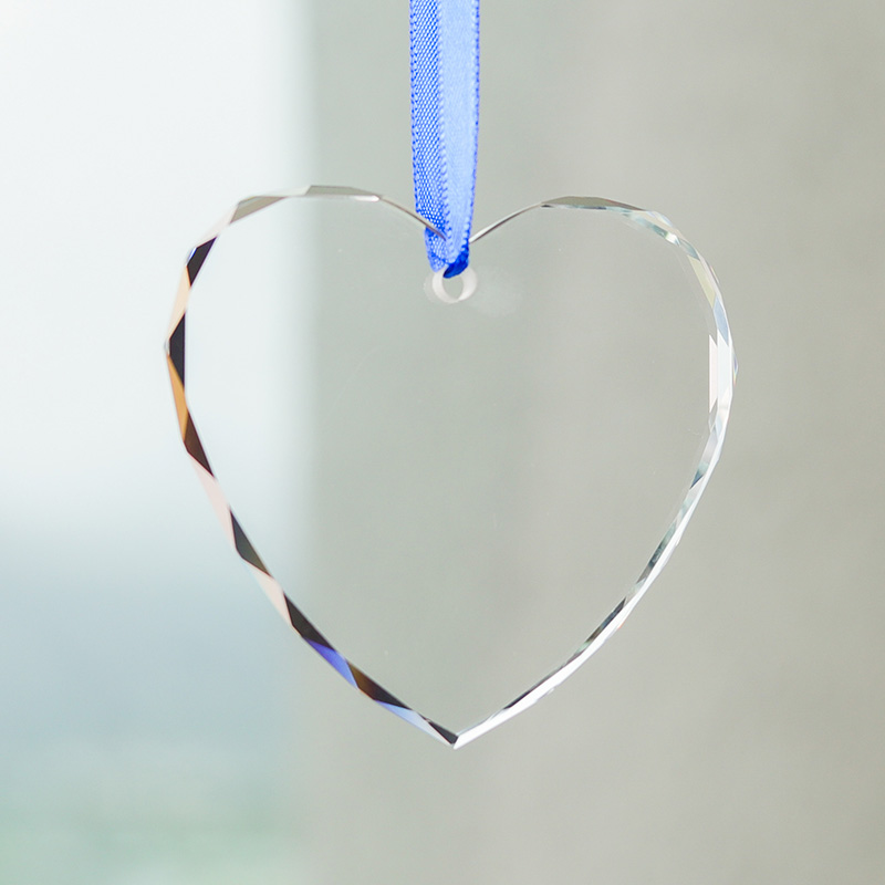 SmallBridge's new design wholesale love pendant can be made of white material or designed with patterns, with a large hanging capacity and advantages