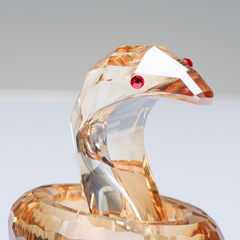 Crystal snake manufacturer with superior quality is the preferred choice for giving gifts to people. Living room ornaments are the preferred choice for giving friends birthday gifts
