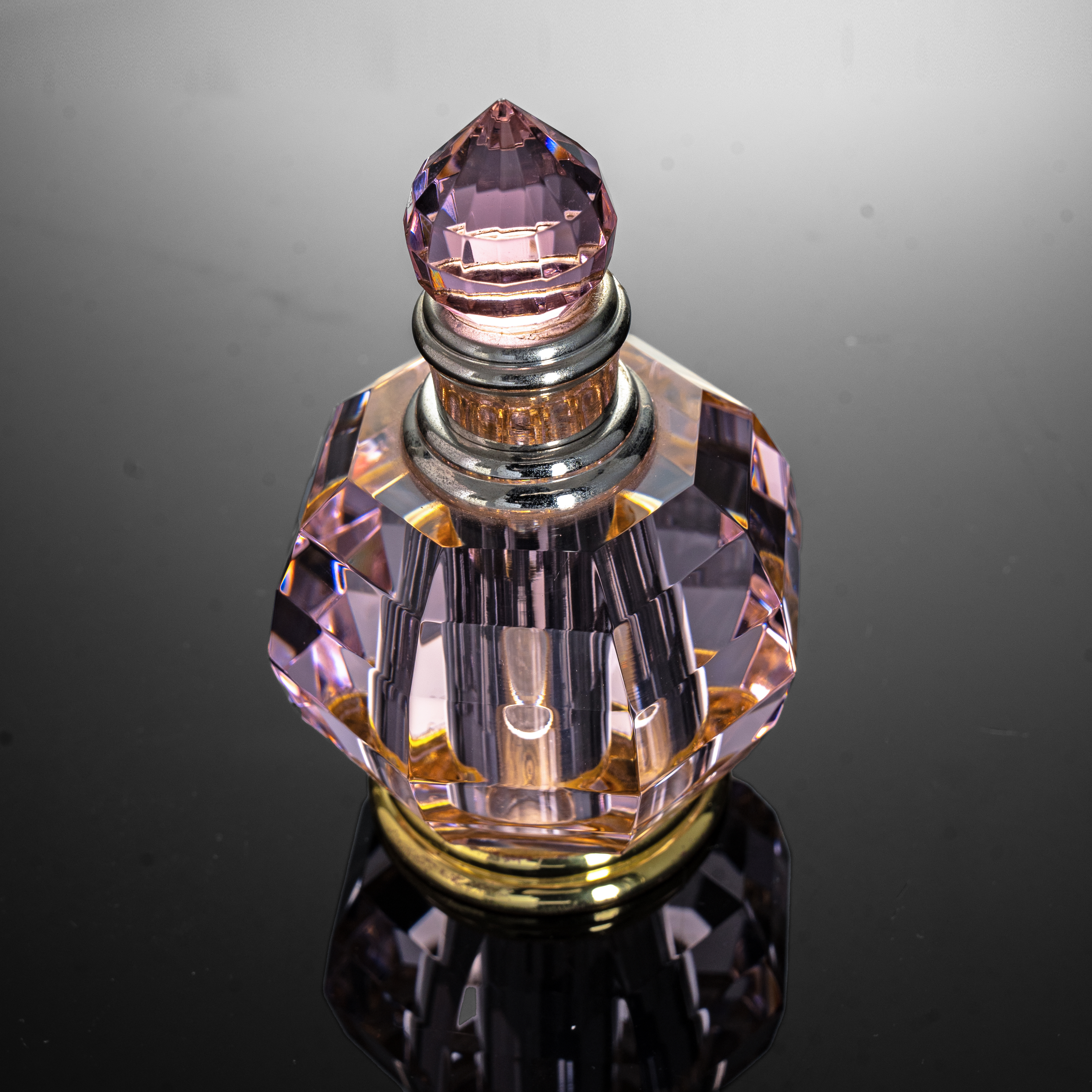 SmallBridge Luxury Crystal perfume Bottle Wholesale Pink Customizable Essential Oil perfume Bottle with Drip Stick is suitable for personal use
