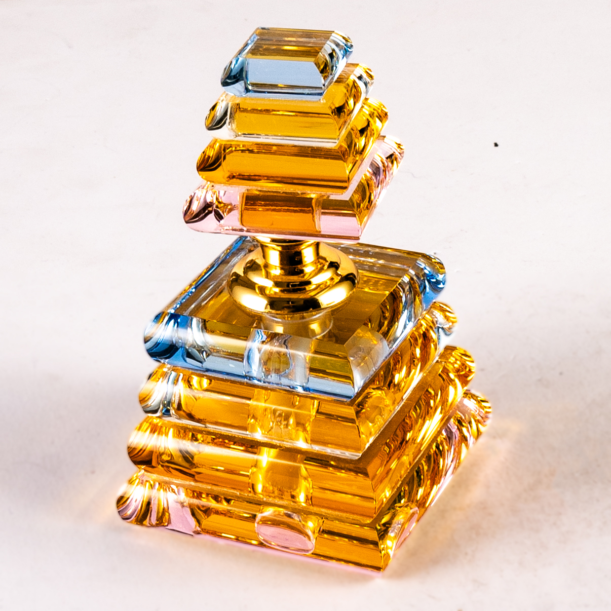 SmallBridge Crystal Wholesale purchase of new perfume bottle, color crystal mosaic, pyramid shaped home furnishings, self use, optional