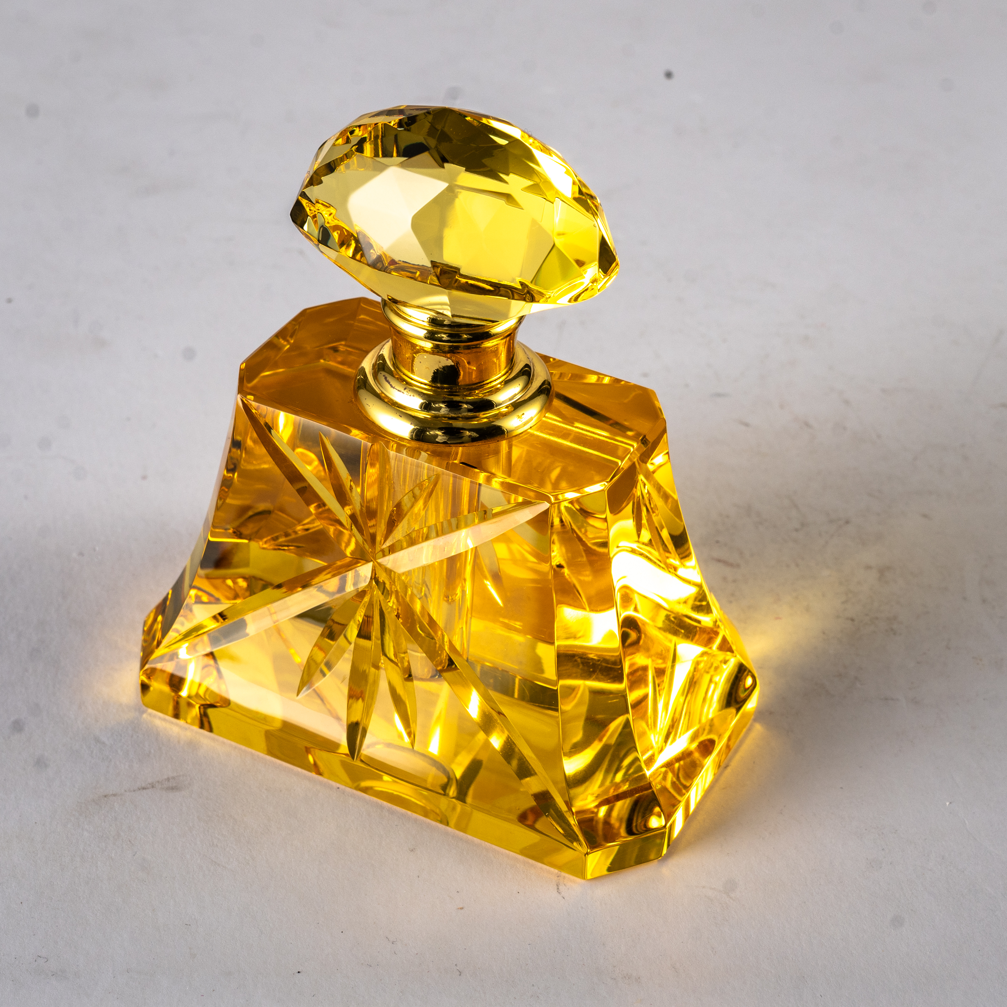 SmallBridge Luxury Crystal perfume Bottle Wholesale Yellow Premium Color Customizable Color Essential Oil perfume Bottle with Drip Stick Suitable for Personal Use