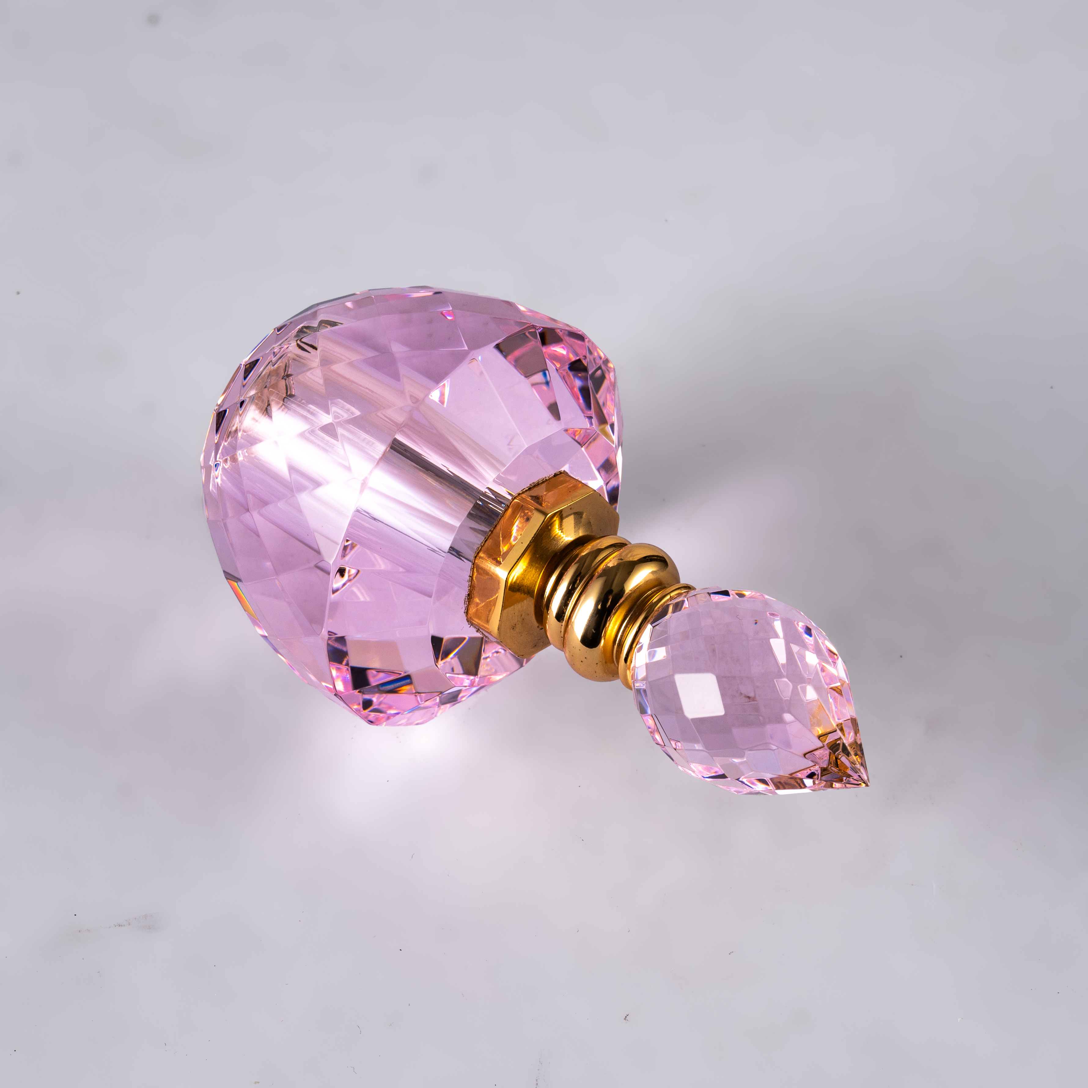 SmallBridge Luxury Crystal perfume Bottle Wholesale Pink Customizable Essential Oil perfume Bottle with Drip Stick is suitable for personal use