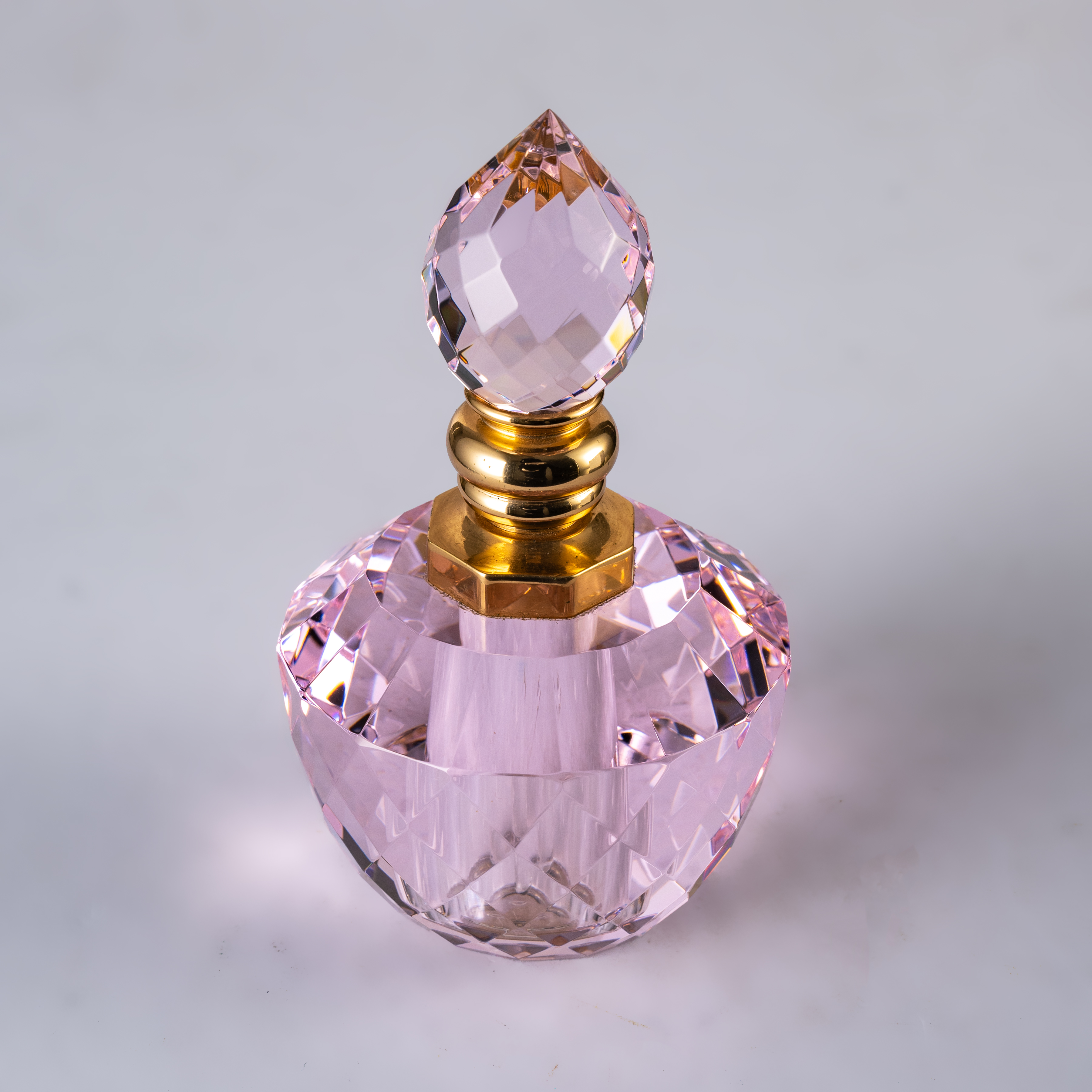 SmallBridge Luxury Crystal perfume Bottle Wholesale Pink Customizable Essential Oil perfume Bottle with Drip Stick is suitable for personal use