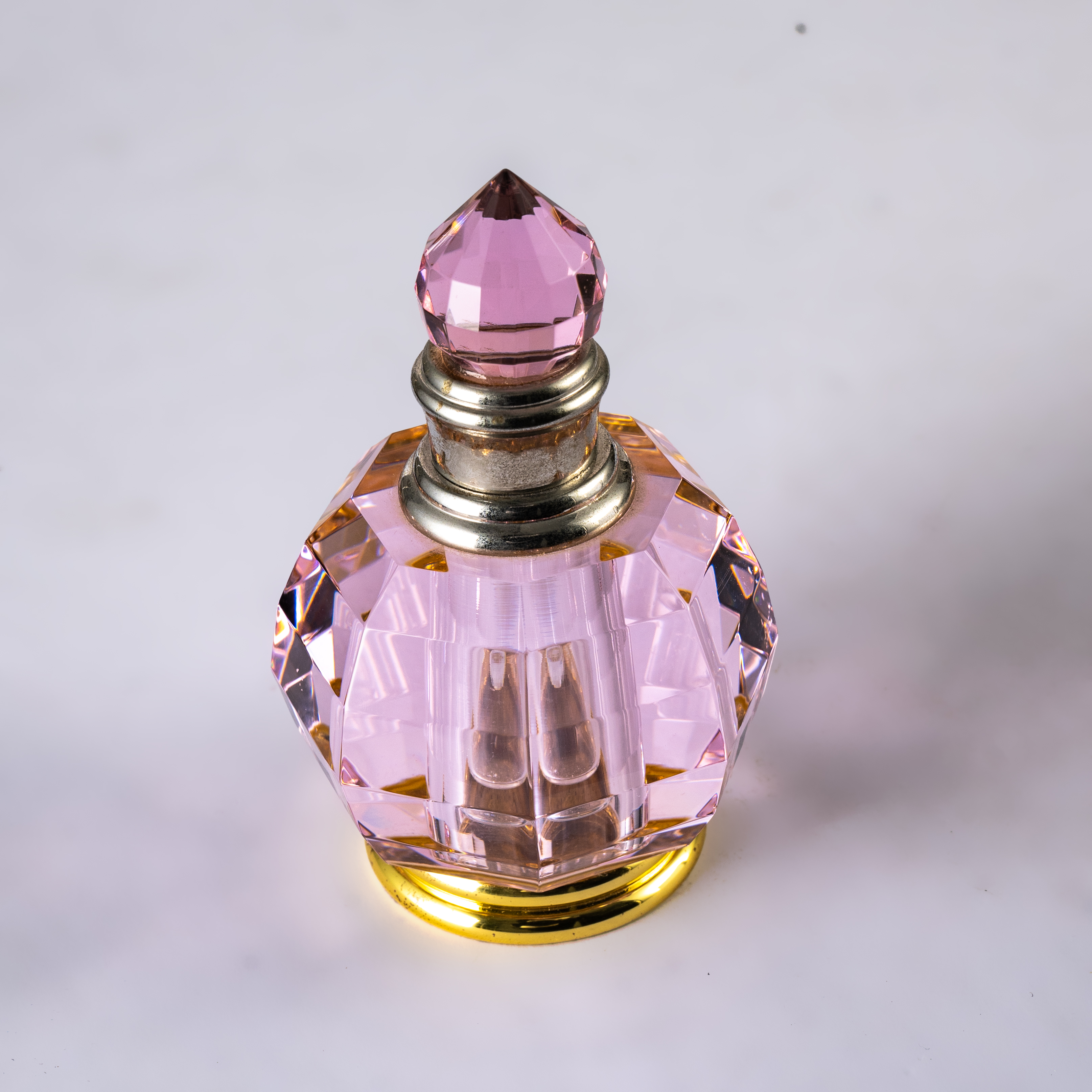 SmallBridge Luxury Crystal perfume Bottle Wholesale Pink Customizable Essential Oil perfume Bottle with Drip Stick is suitable for personal use