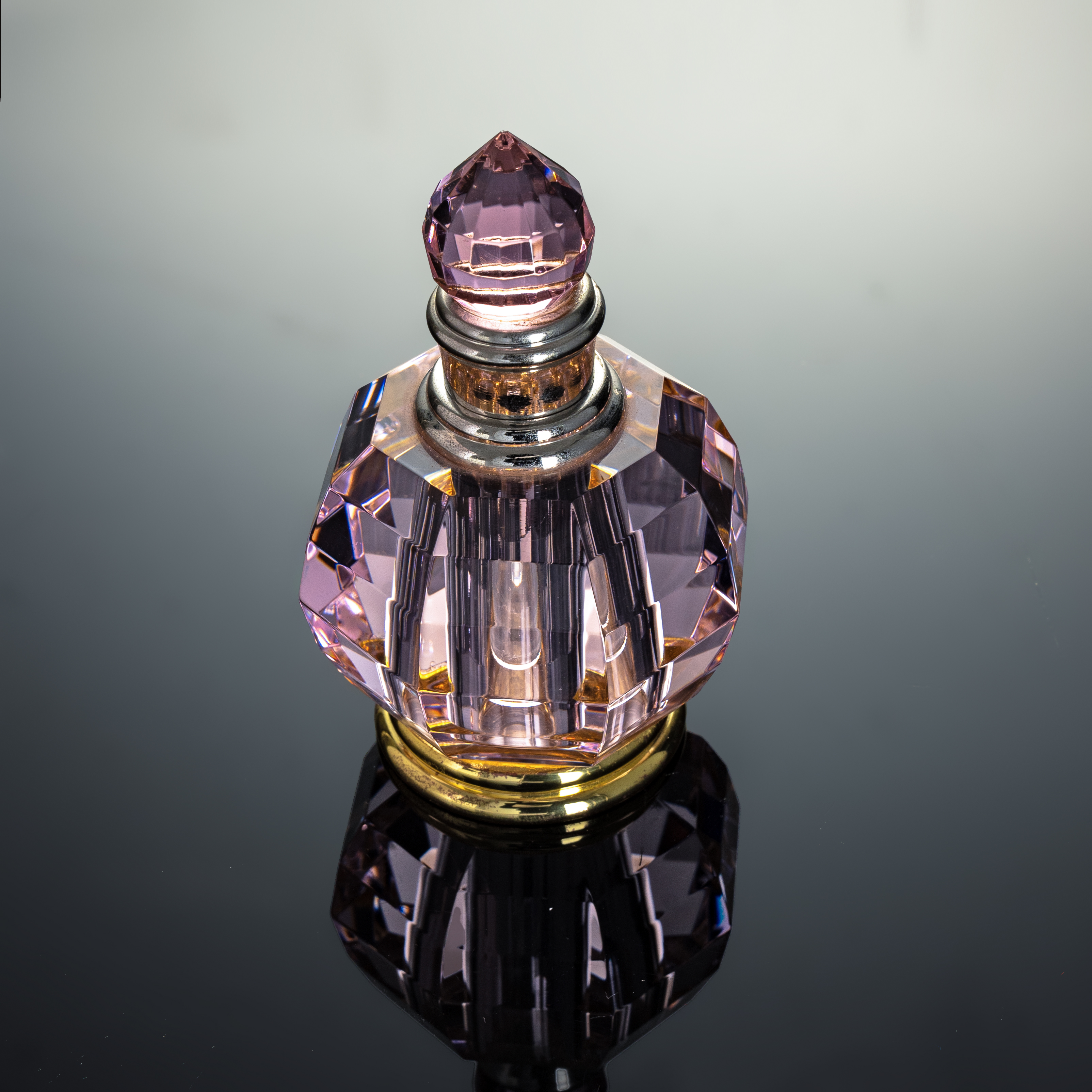 SmallBridge Luxury Crystal perfume Bottle Wholesale Pink Customizable Essential Oil perfume Bottle with Drip Stick is suitable for personal use