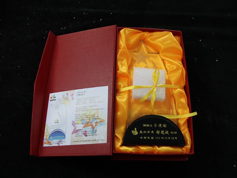Export Packaging for Crystal Awards: A Buyer’s Guide