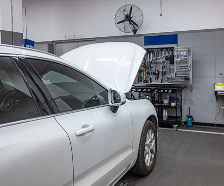 Verbesserung der Rückverfolgbarkeit mit einer Präzisionslasermarkierungsmaschine in der Automobilindustrie