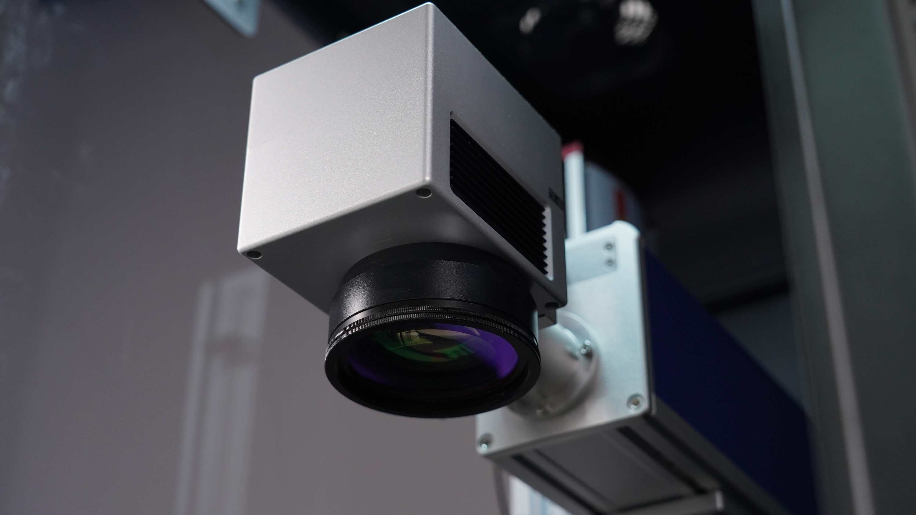Enclosed-fiber-laser-marking-machine-2.JPG