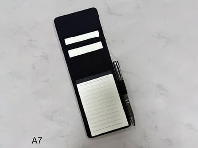 Szukasz notesu z płótna sublimacyjnego A7 z uchwytem na długopis i dołkami na zapasy?
