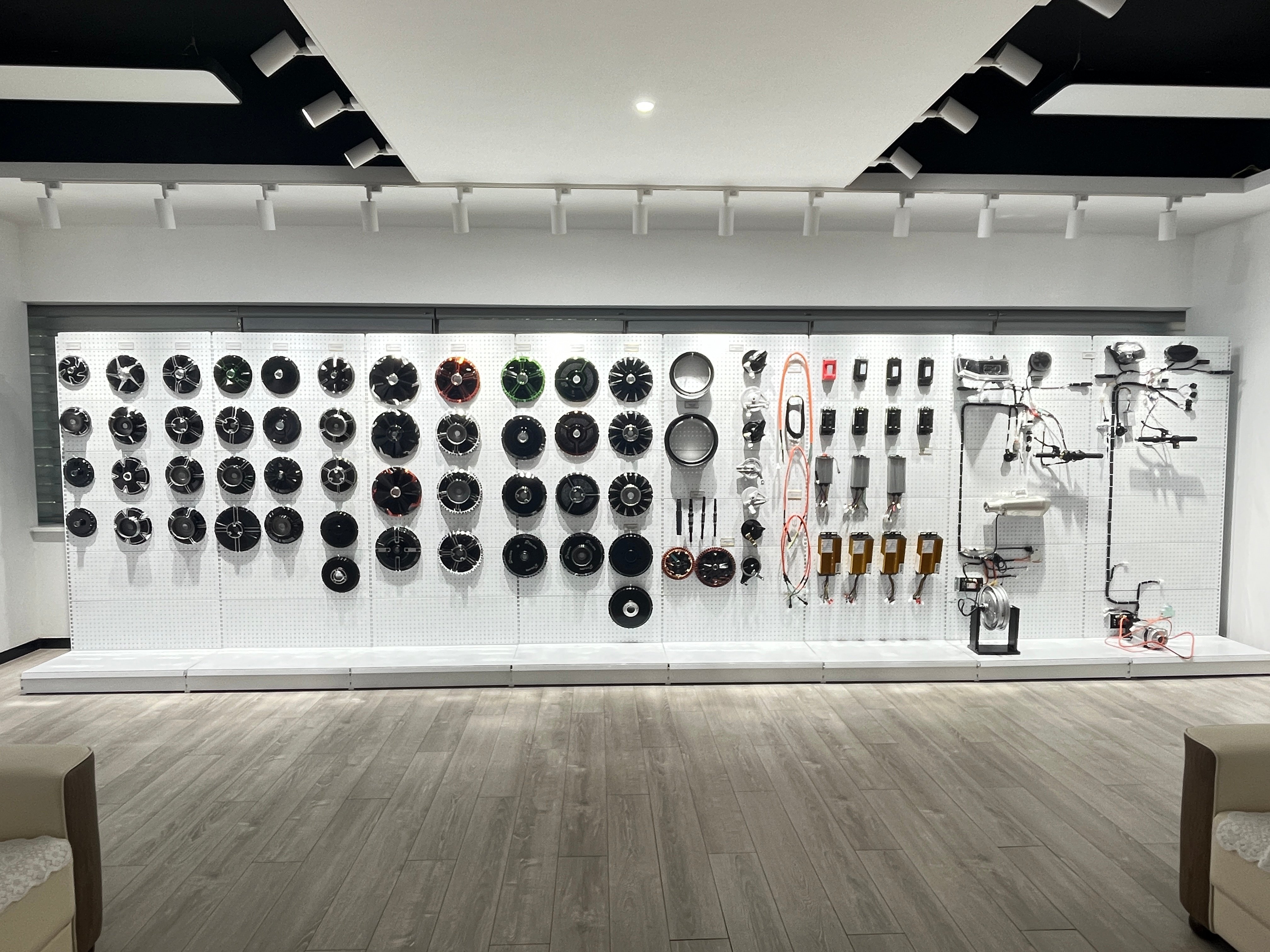 Bun venit în showroom-ul nostru nou deschis!