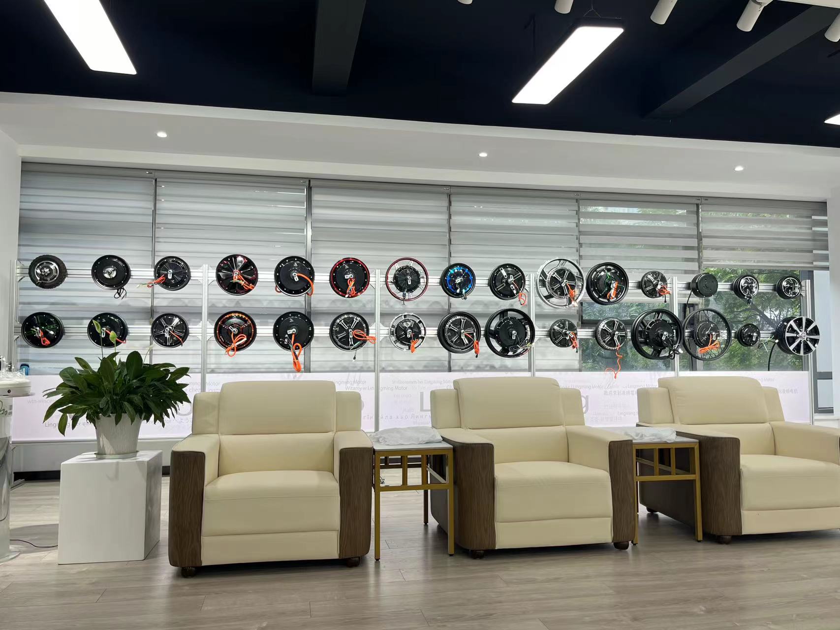 Bun venit în showroom-ul nostru nou deschis!