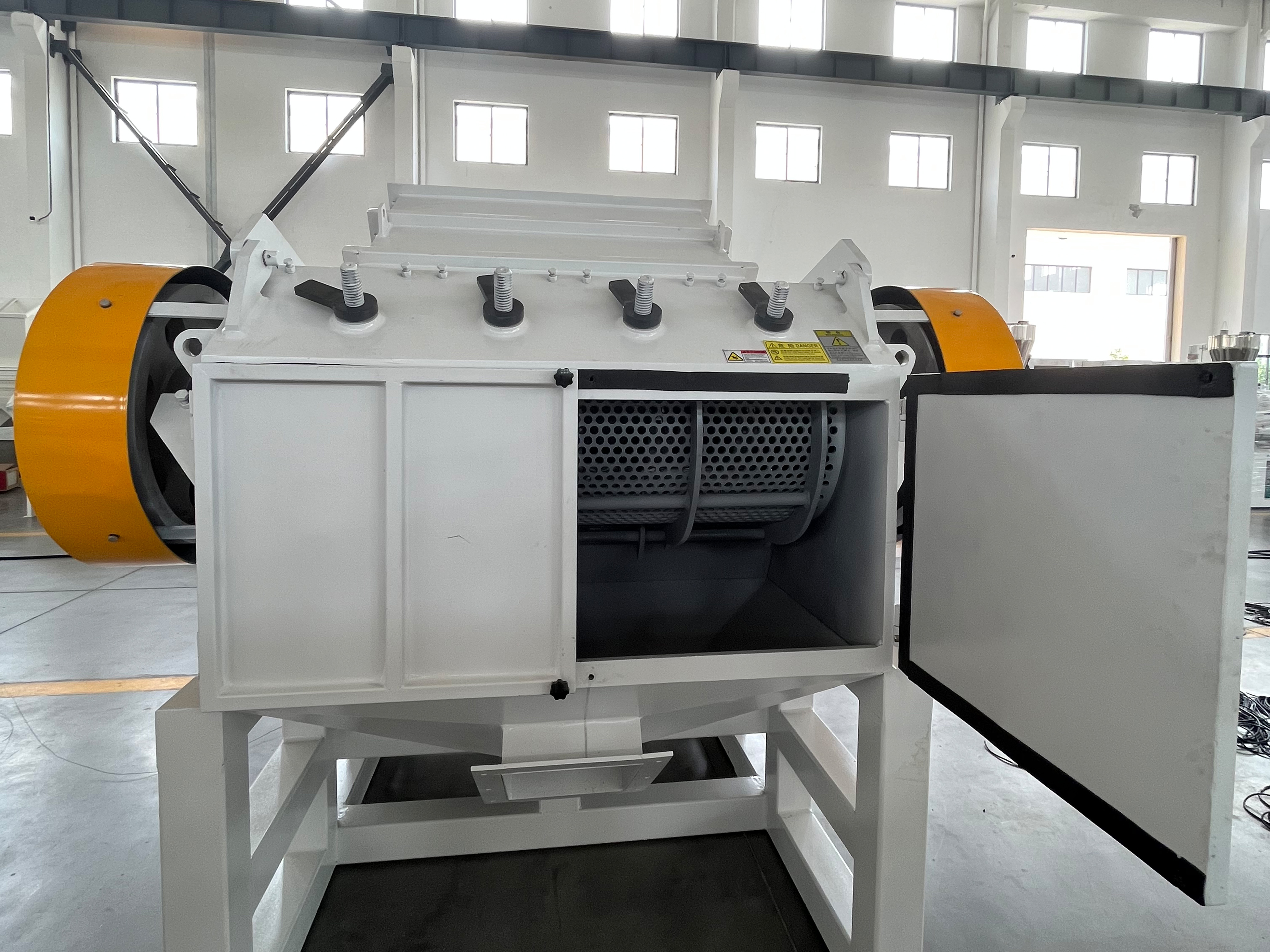 SWP Serie Horizontale Verpulveringsmachine voor PVC PE PP Plastic Verpulvering