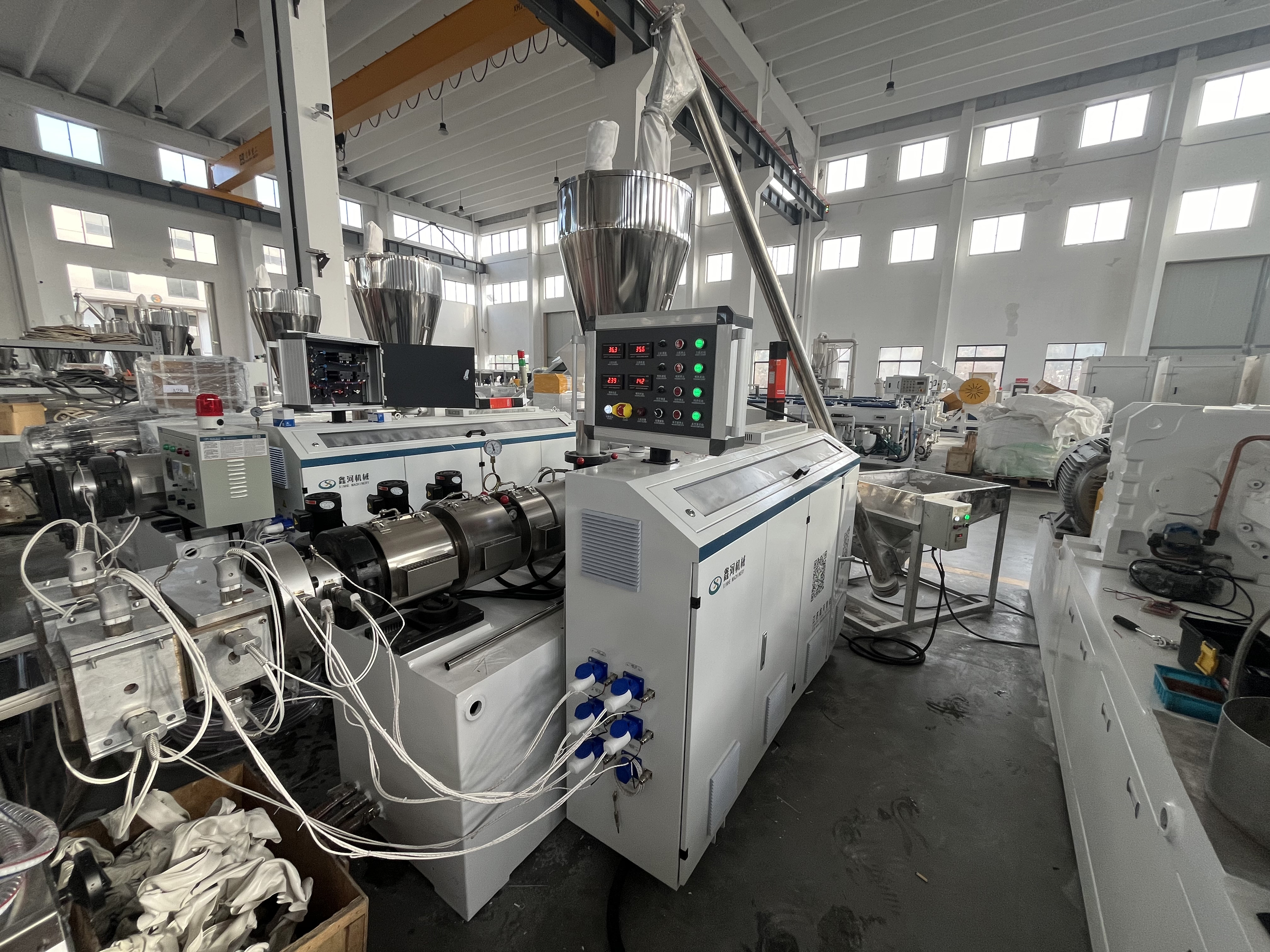 Dostosowana linia produkcyjna profilów ceramicznych do łazienki ze sciany z PVC