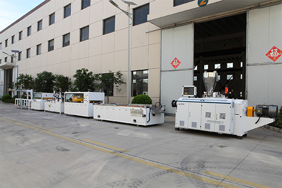 สายการผลิตแผ่นผนังพลาสติก PVC WPC สำหรับตกแต่งภายในแบบกำหนดเอง