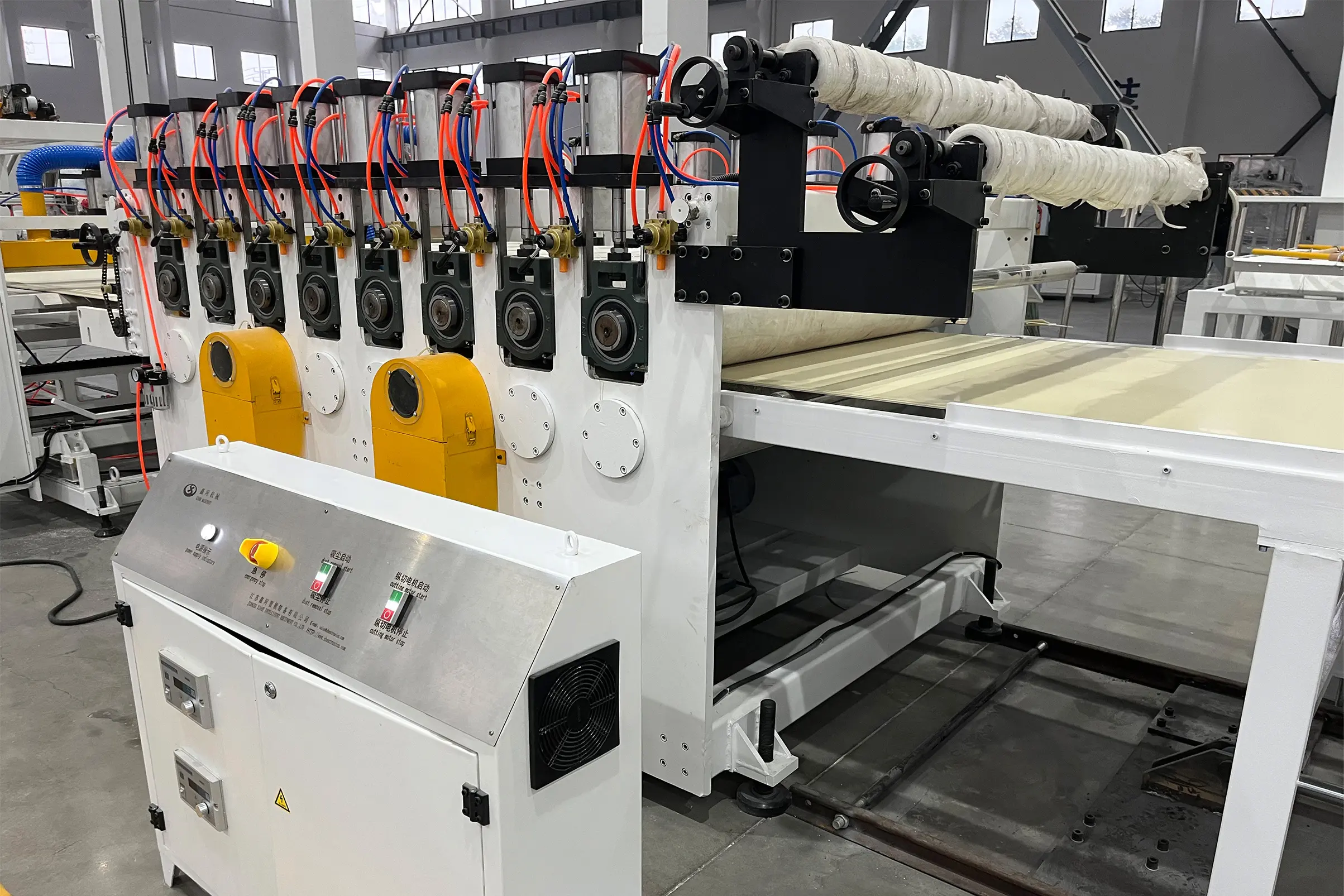 La diferencia entre la línea de producción de paneles de PVC de espuma (laminación en línea) y la línea de producción de coextrusión de paneles de PVC de cristal de carbono