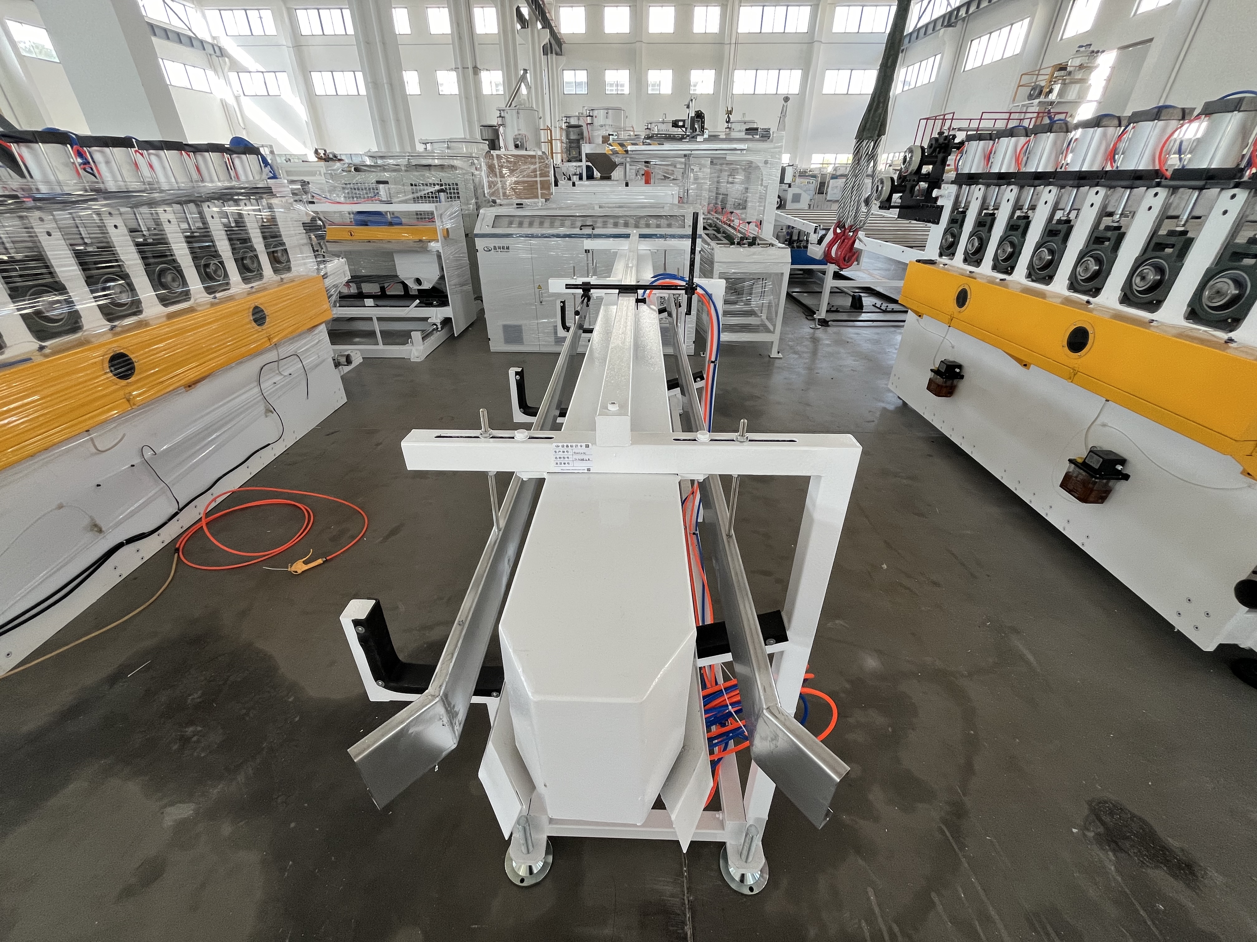 Dostosowana linia produkcyjna profilów ceramicznych do łazienki ze sciany z PVC