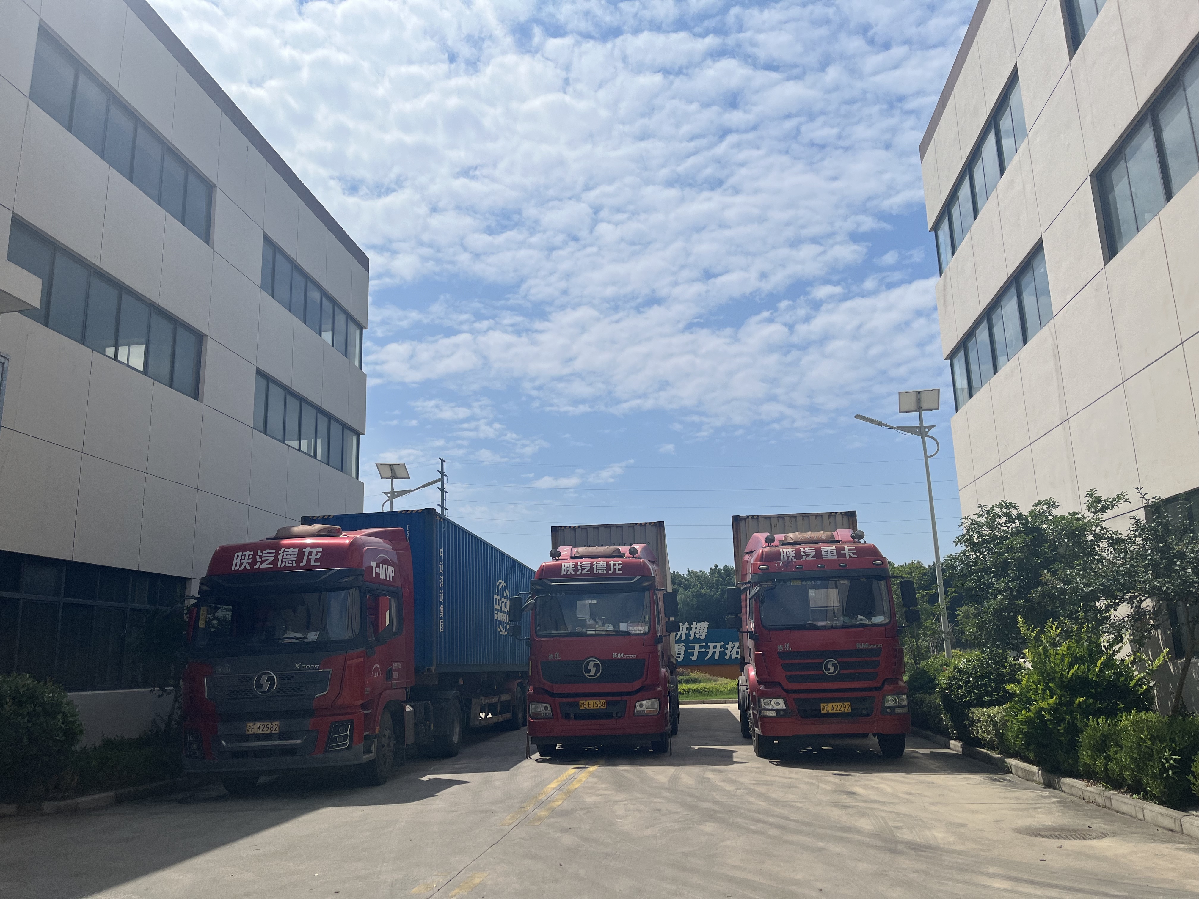 El equipo de paneles de pared XINHE recorre miles de kilómetros; ¡la artesanía en maquinaria plástica brilla en Asia Central!