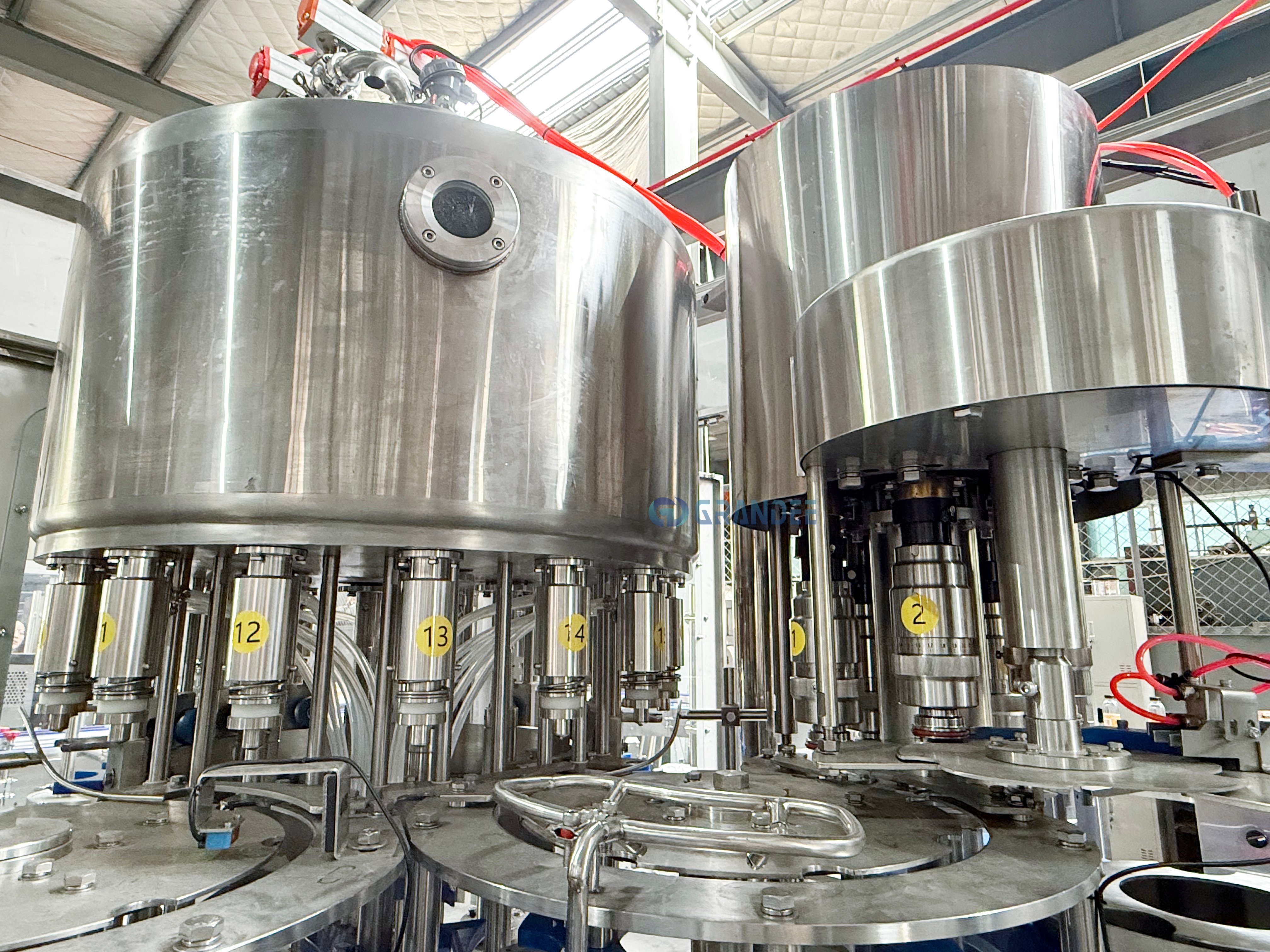 How Does a Litchi Juice Bottle Sealing Machine Improve Your Production Efficiency?