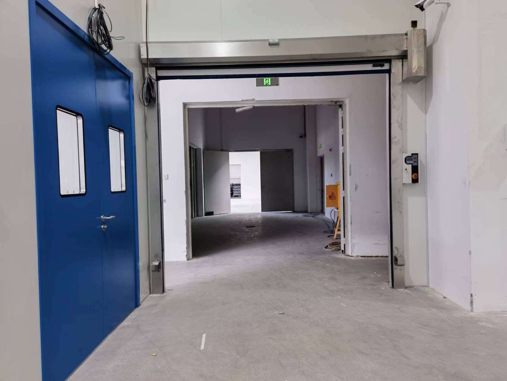 Flush vs. Framed Clean Room Windows in FFU Systems: Which is Better?
