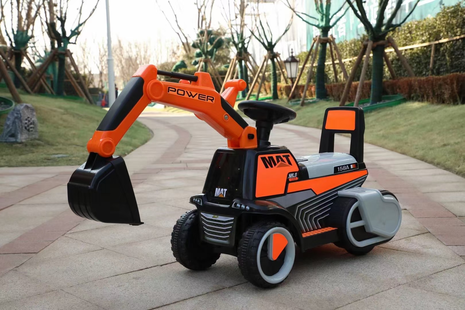 The most popular children's electric digger models on the marke