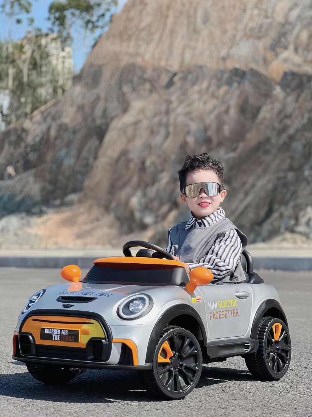 Coche Eléctrico Infantil con Control Remoto para Paseos en Parque